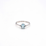 ANELLO IN ORO 9KT, ORO BIANCO CON DIAMANTINI LATERALI E OVALE ACQUAMARINA