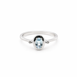ANELLO IN ORO 9KT, BIANCO CON DIAMANTINI LATERALI E OVALE ACQUAMARINA