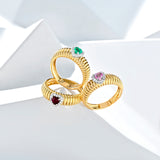 ANELLO FASCIA STRETTA IN ORO GIALLO CON CUORE CENTRALE DI DIAMANTI E ZAFFIRO ROSA