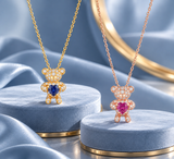 CIONDOLO ORSETTO IN ORO ROSA CON DIAMANTI TOTALI E CUORE RUBINO