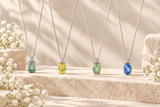 CIONDOLO CON PERIDOTO CENTRALE IN ORO BIANCO CON TRE DIAMANTI