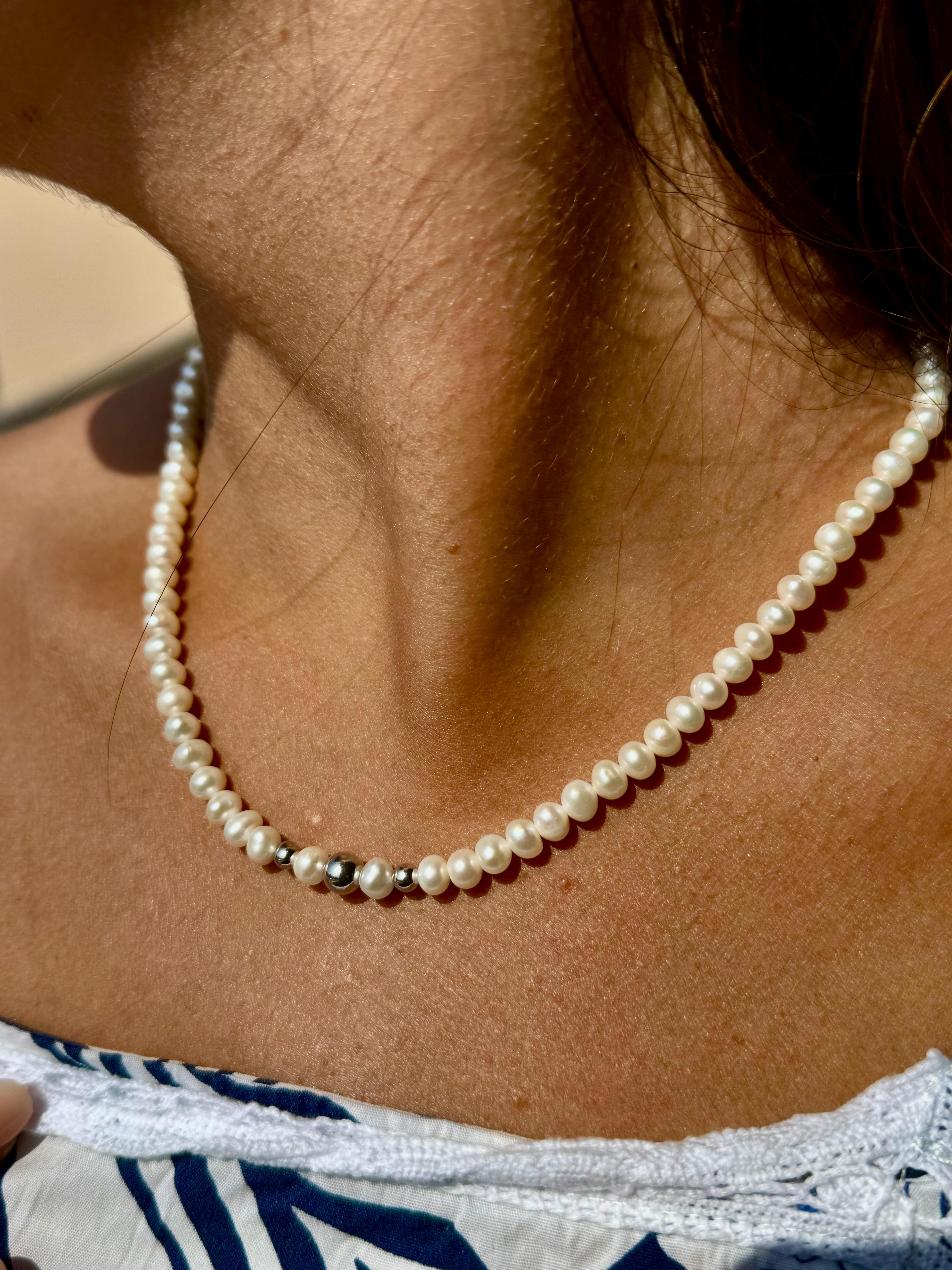 COLLANA PERLE CON PALLINE E CHIUSURA IN ORO 9KT, ORO BIANCO