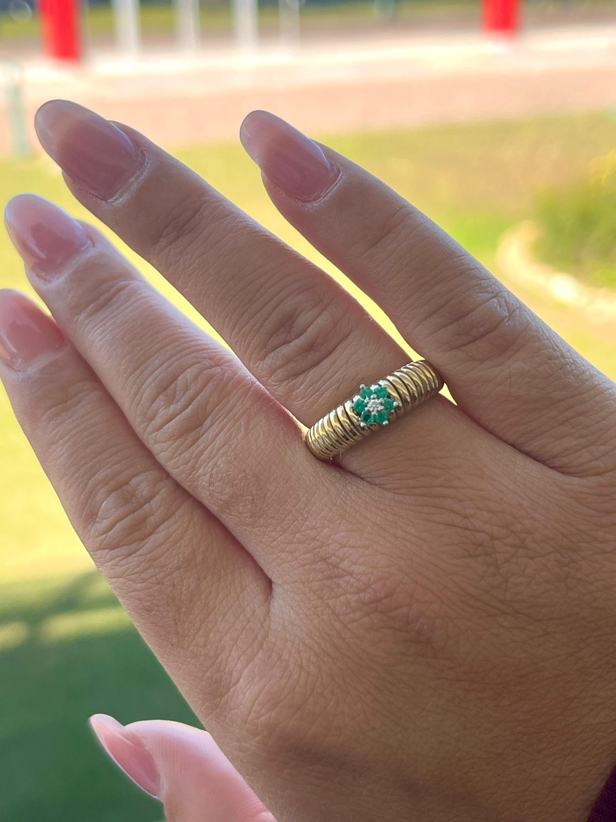 ANELLO IN ORO GIALLO FASCIA STRETTA CON FIORE DI SMERALDI E DIAMANTI