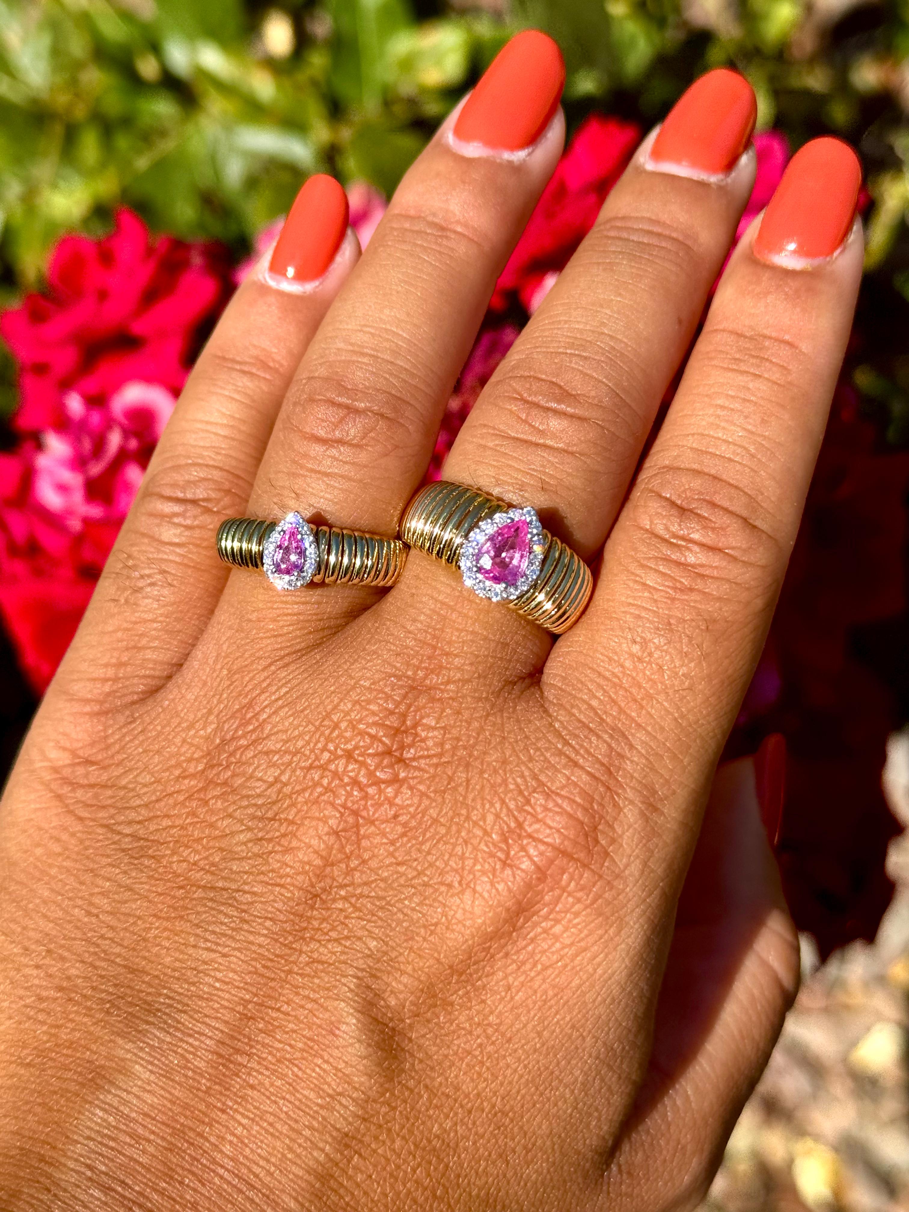 ANELLO FASCIA PICCOLA IN ORO GIALLO CON GOCCIA CENTRALE DI DIAMANTI E ZAFFIRO ROSA