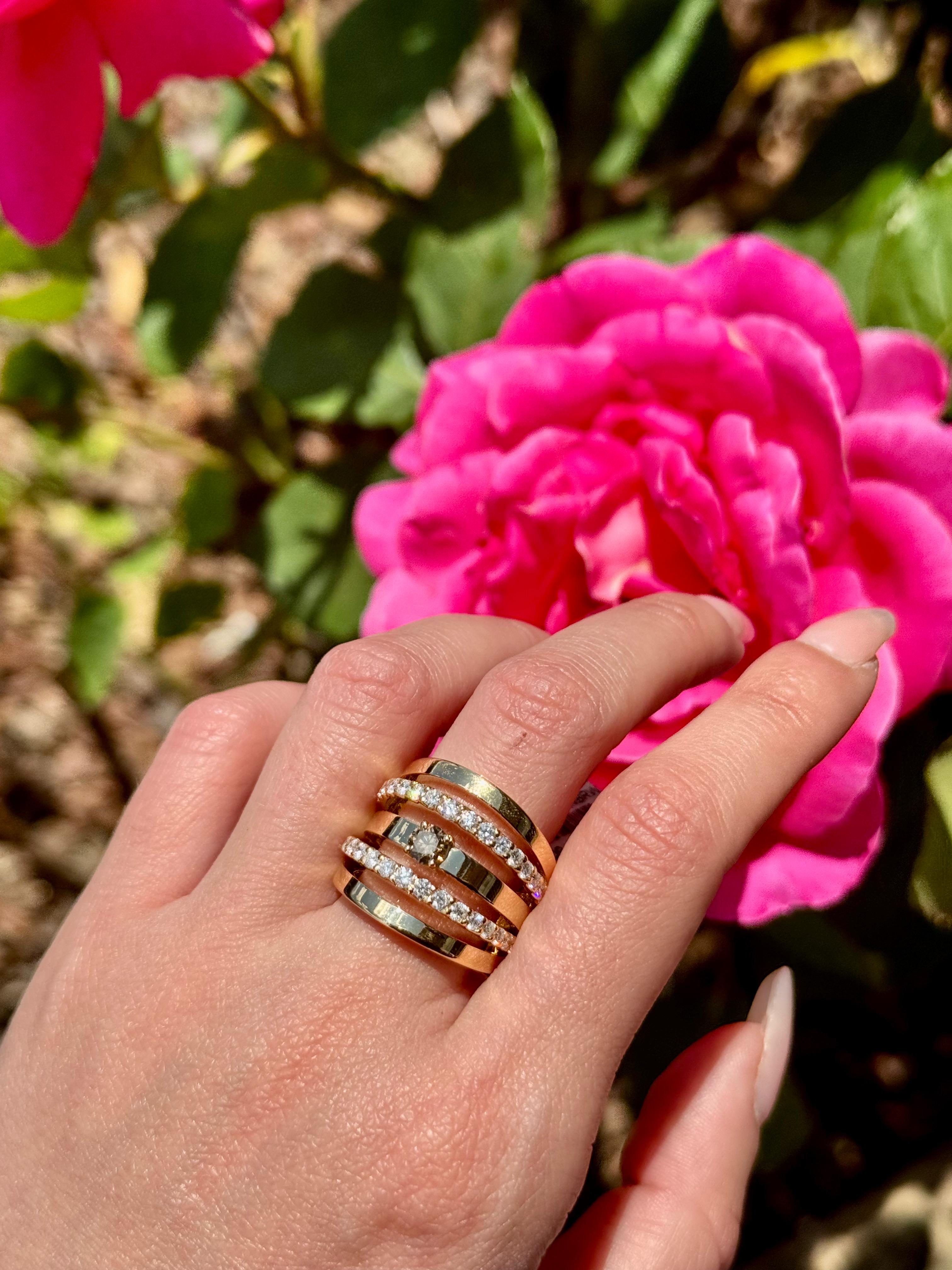 ANELLO FASCIA CON DIAMANTI E CENTRALE CON DIAMANTE BROWN IN ORO GIALLO