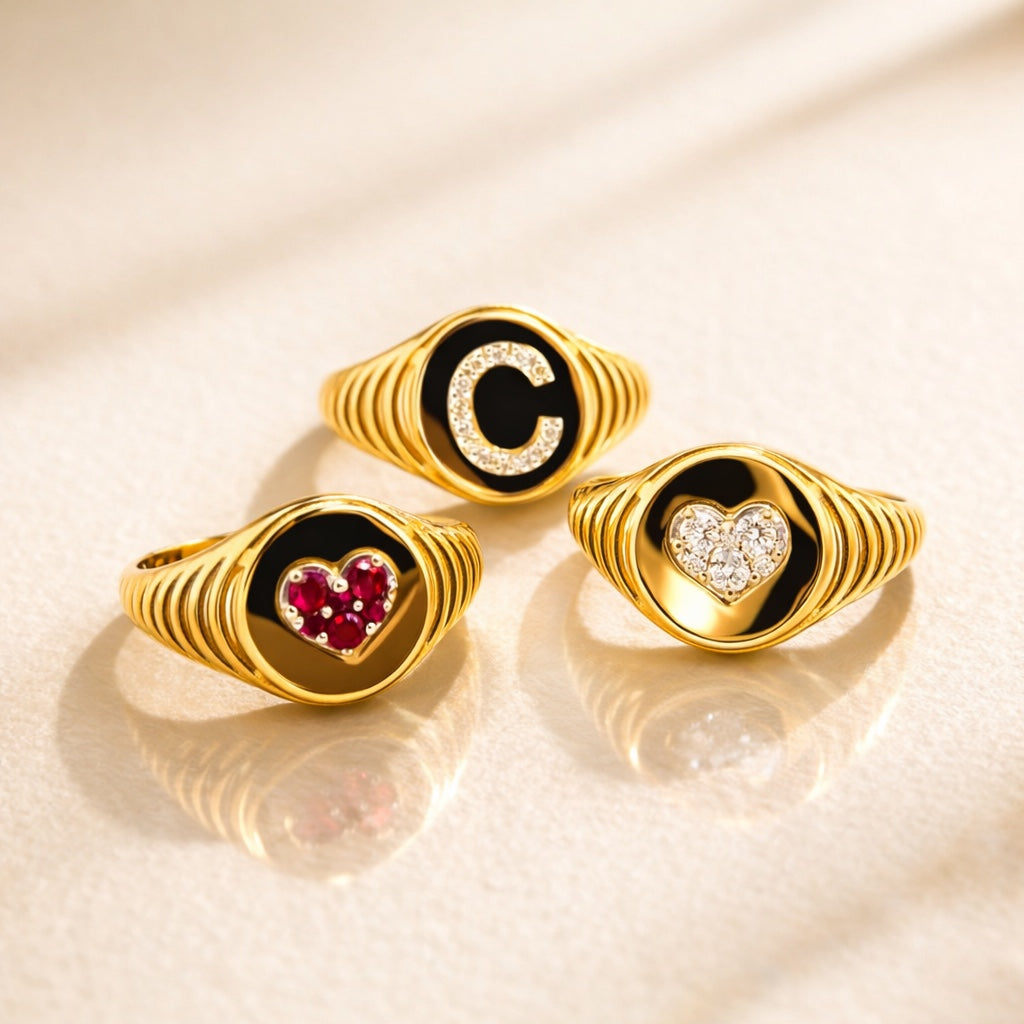 ANELLO SIGILLO IN ORO GIALLO CON CUORE DI DIAMANTI
