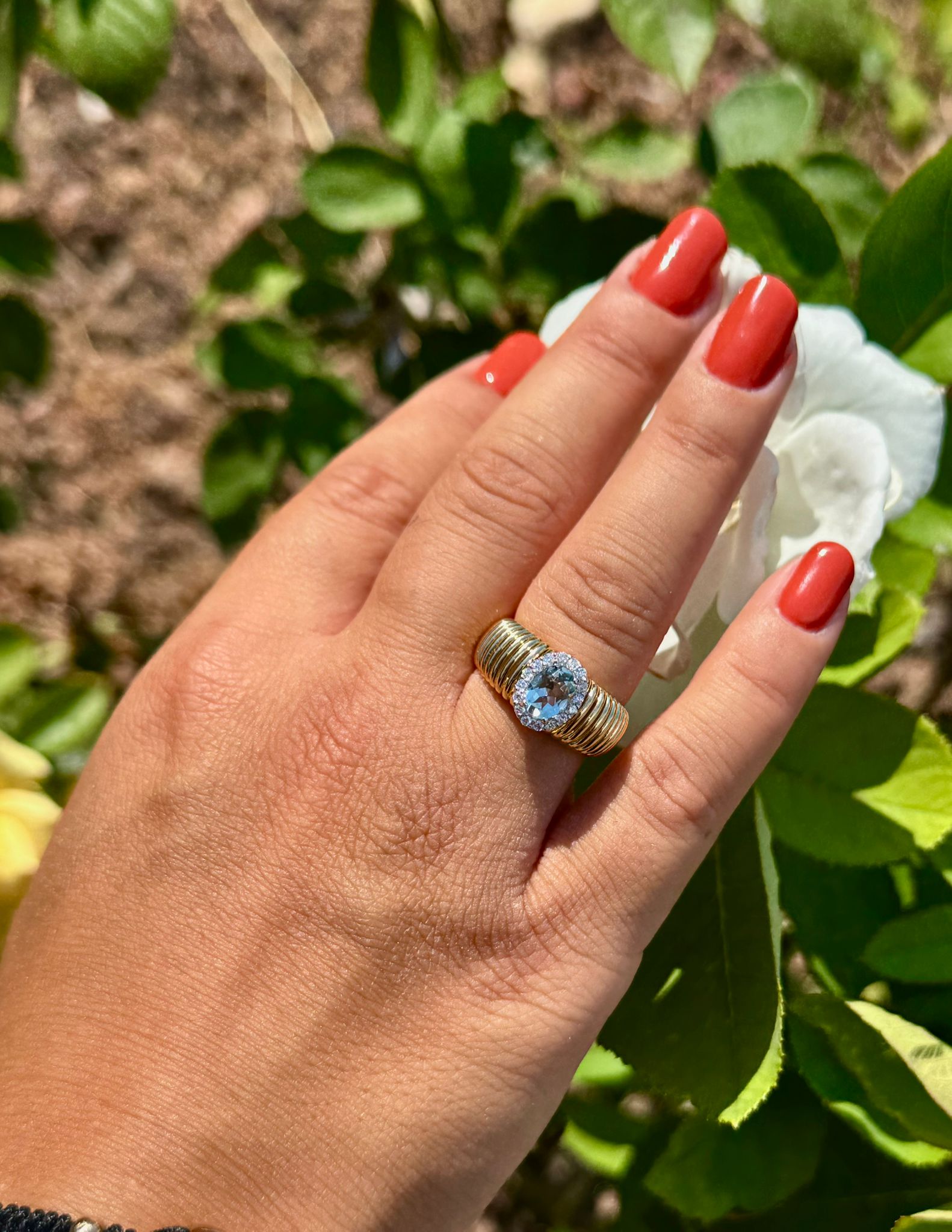 ANELLO FASCIA IN ORO GIALLO CON OVALE CENTRALE DI DIAMANTI E ACQUAMARINA