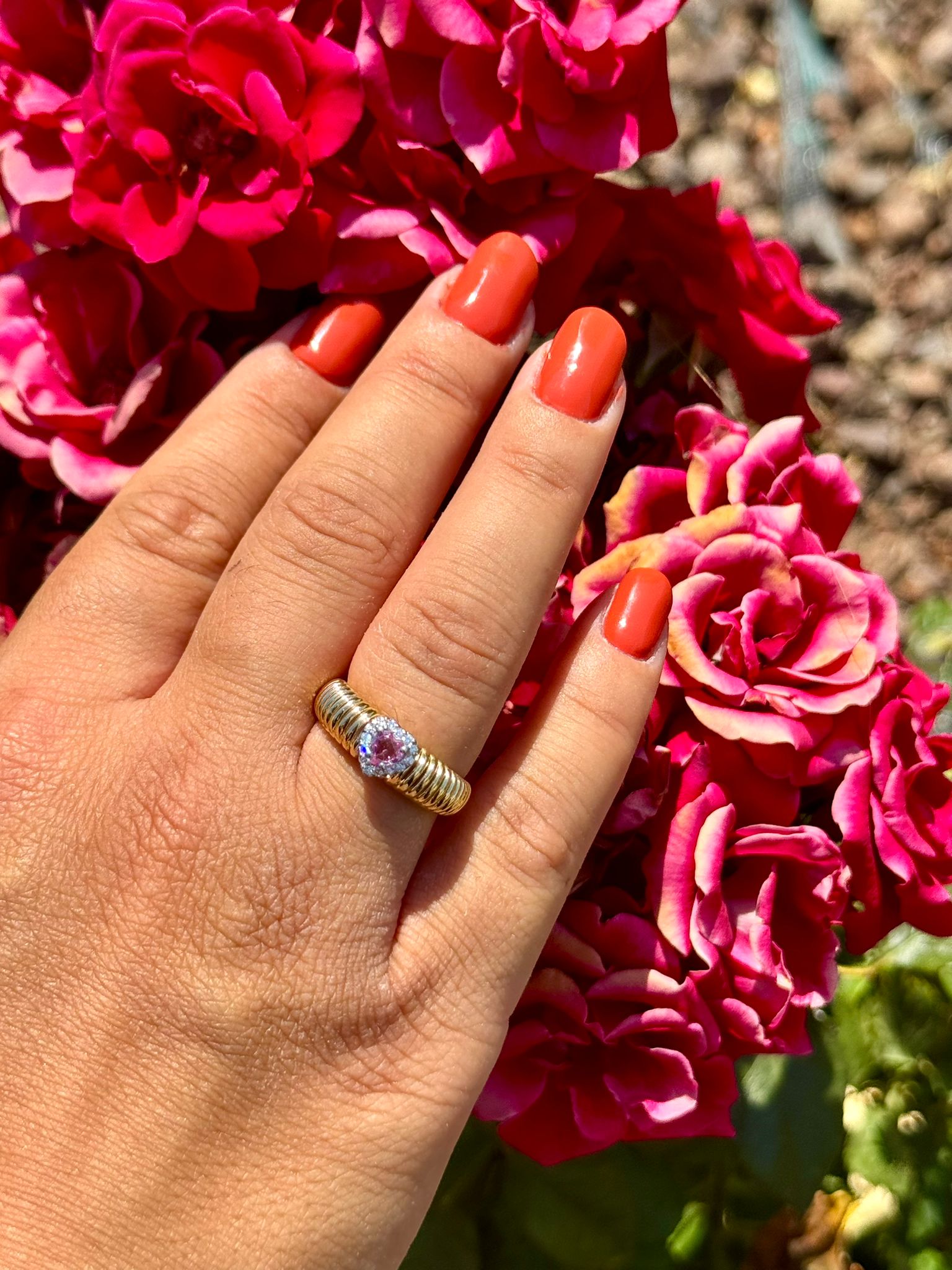 ANELLO FASCIA STRETTA IN ORO GIALLO CON CUORE CENTRALE DI DIAMANTI E ZAFFIRO ROSA