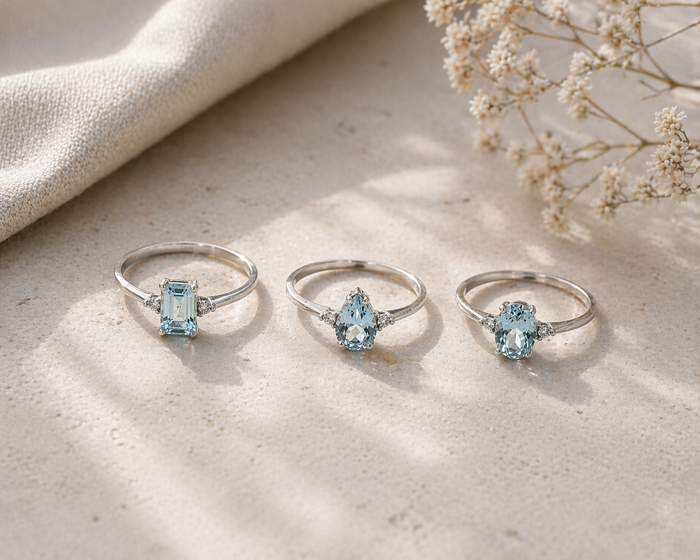 ANELLO IN ORO 9KT, ORO BIANCO CON DIAMANTI E QUADRATO ACQUAMARINA CENTRALE