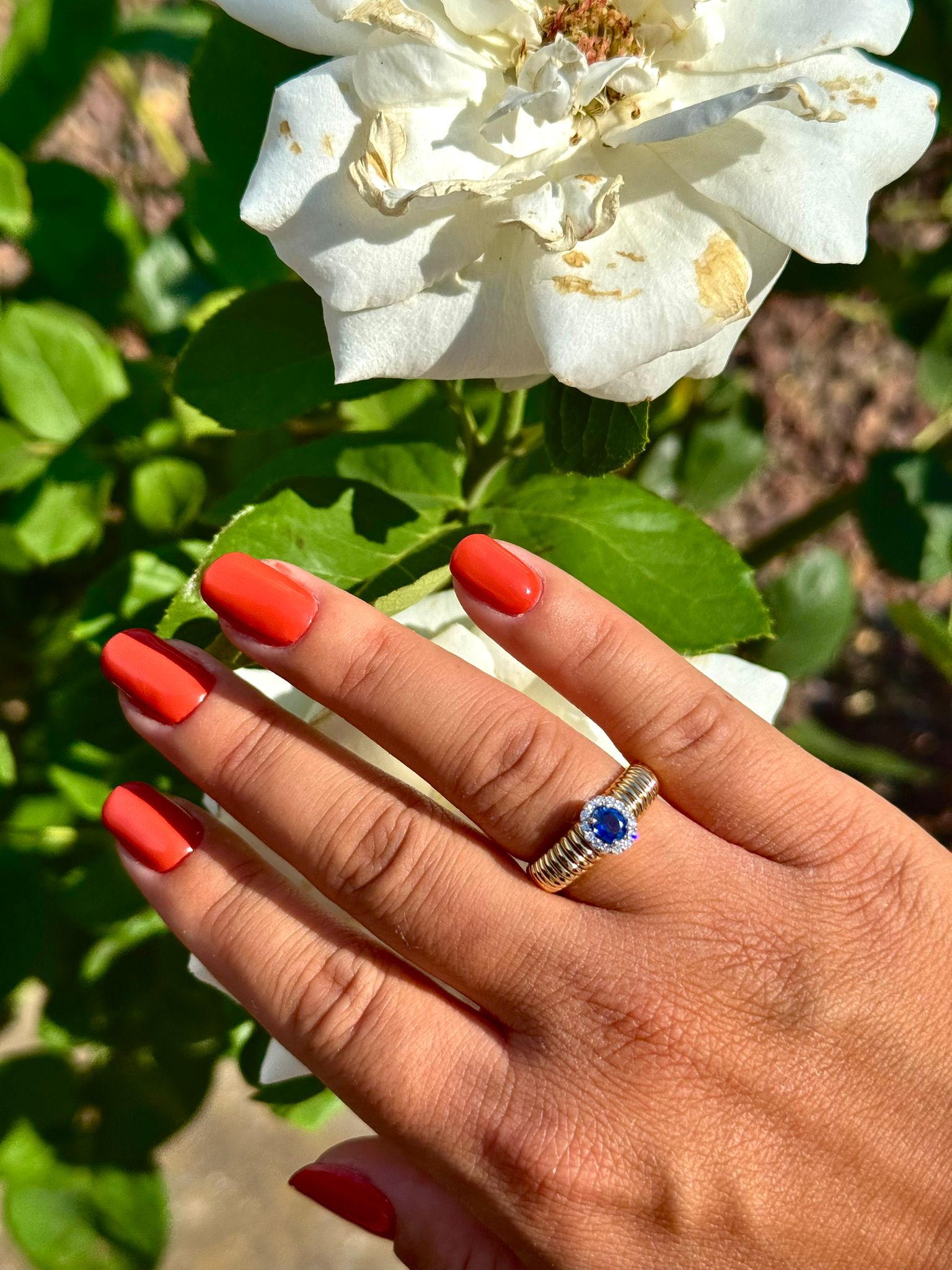 ANELLO CON FASCIA STRETTA IN ORO GIALLO CON OVALE DI DIAMANTI E ZAFFIRO CNETRALE