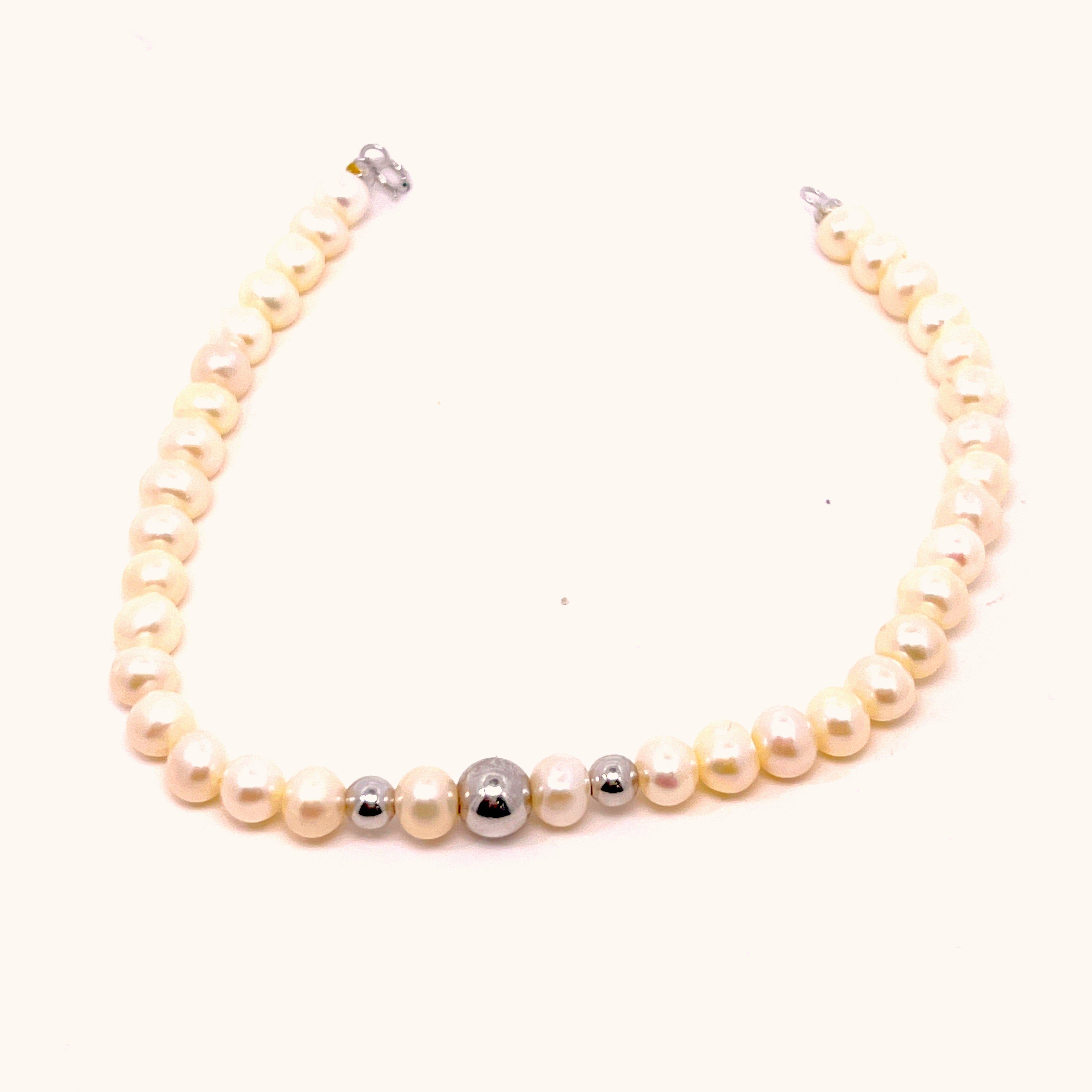 BRACCIALE PERLE CON TRE PALLINE IN ORO BIANCO E CHIUSURA