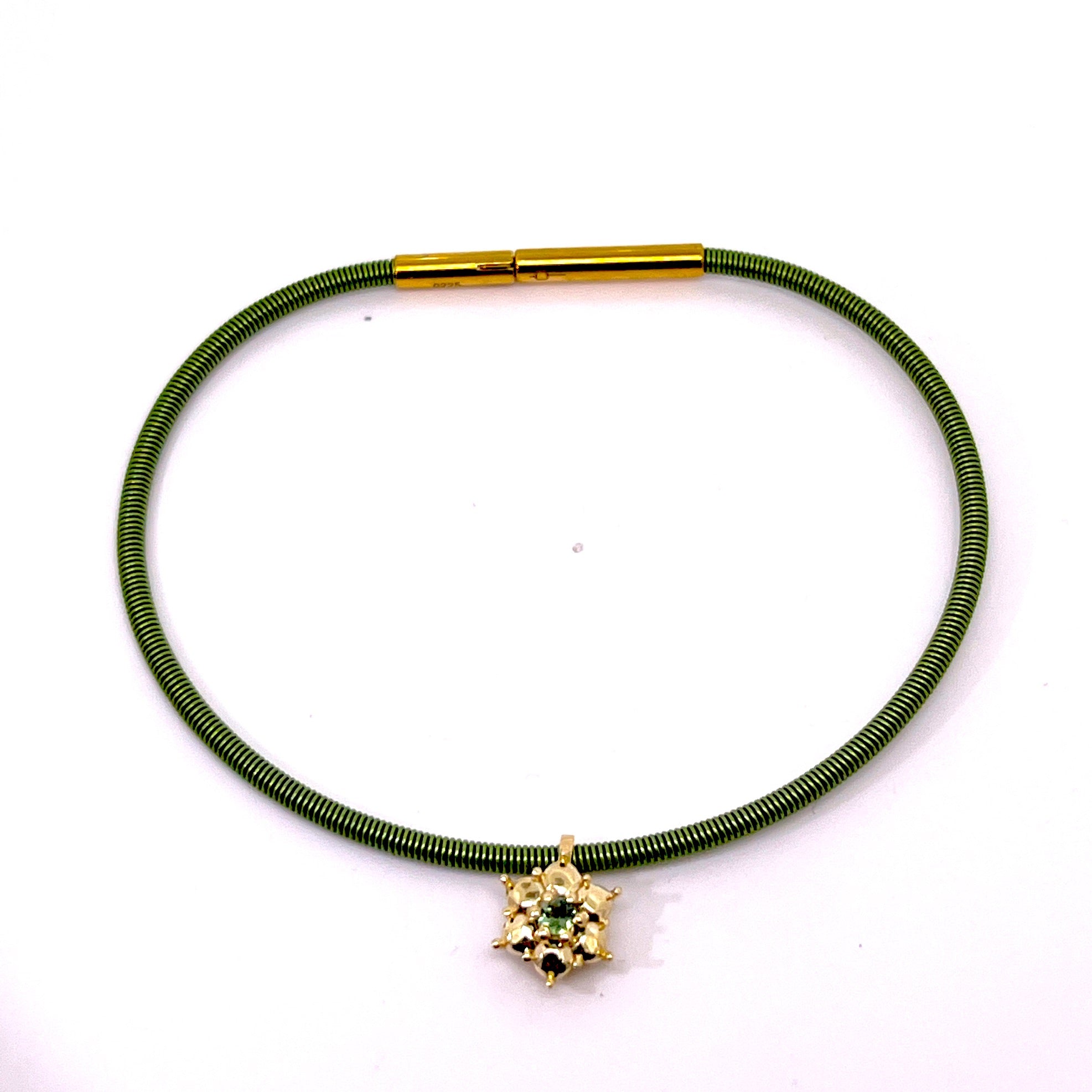 BRACCIALE CON CINTURINO VERDE IN ORO ROSA CON FIORE CENTRALE DIASMANTI E PIETRA DI COLORE
