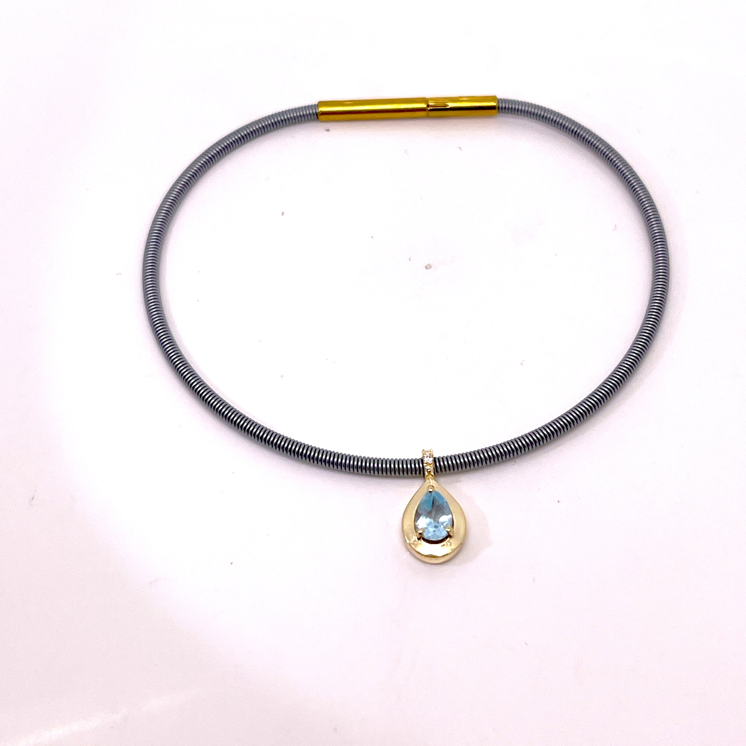 BRACCIALECON CINTURINO GRIGIO IN ORO GIALLO CON GOCCIA CENTRALE DI DIAMANTI E PIETRA DI COLORE