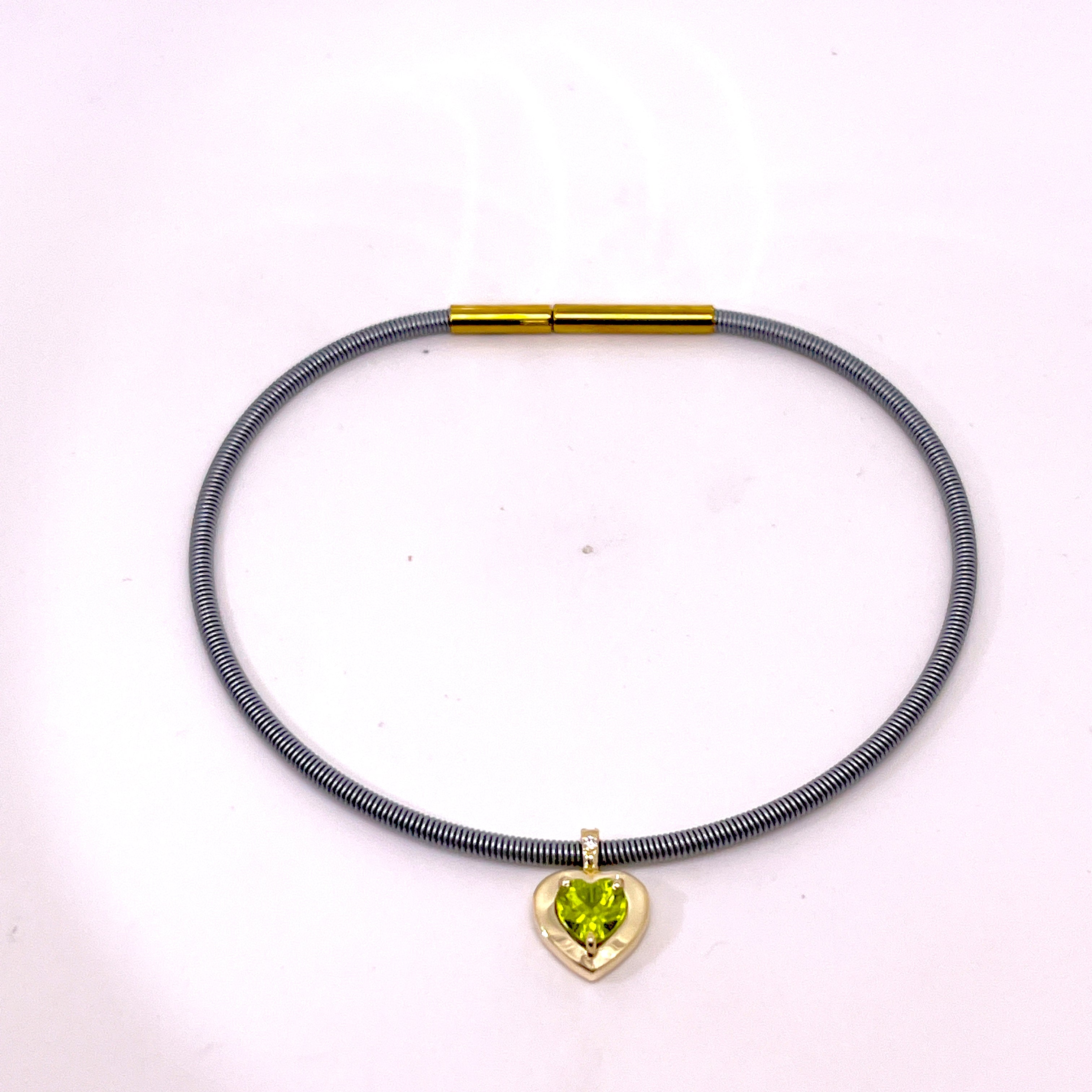 BRACCIALE CON CINTURINO GRIGIO IN ORO GIALLO CON CUORE COLORATO E DIAMANTI