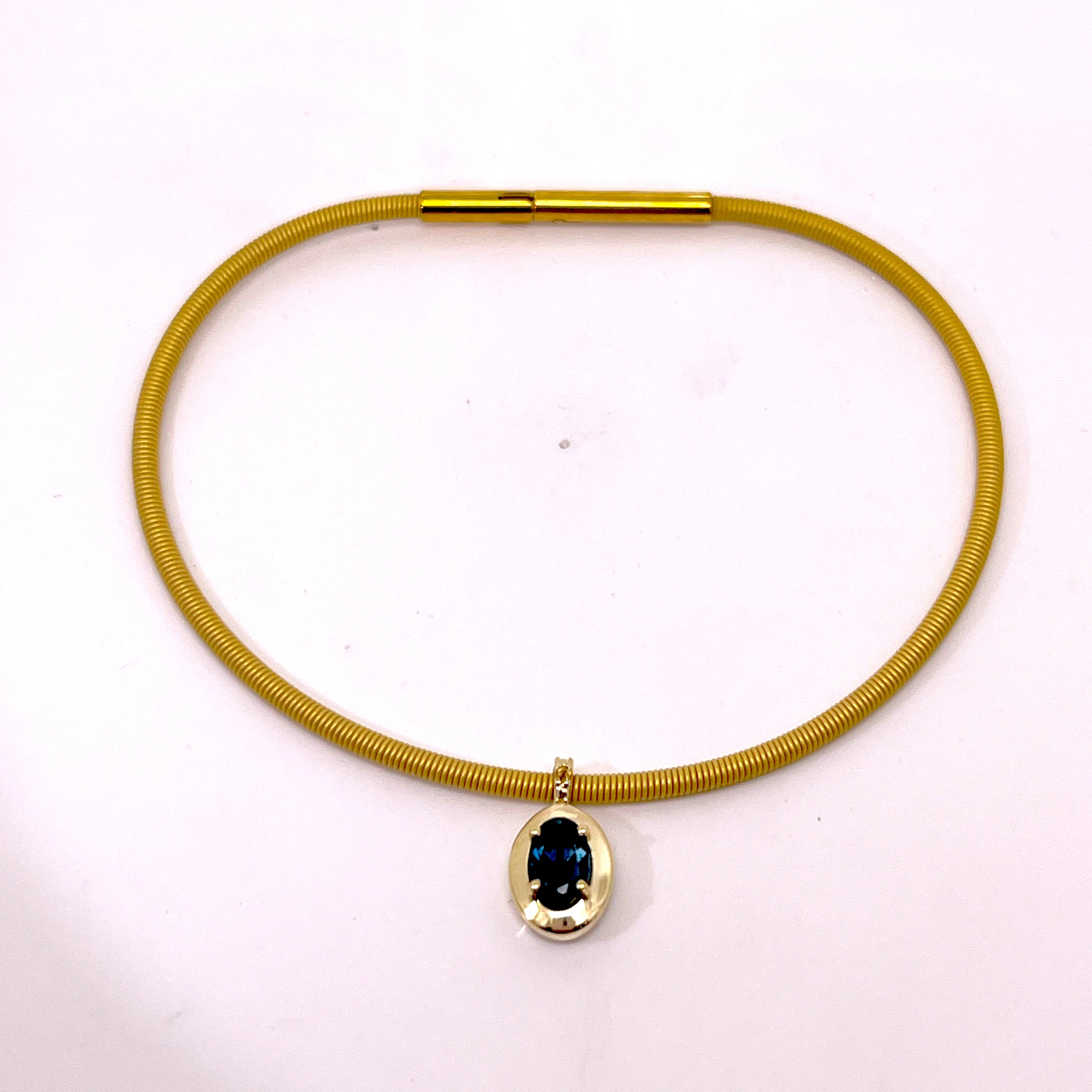 BRACCIALE CON CINTURINO IN ORO ROSA CON OVALE DI COLORE E DIAMANTI