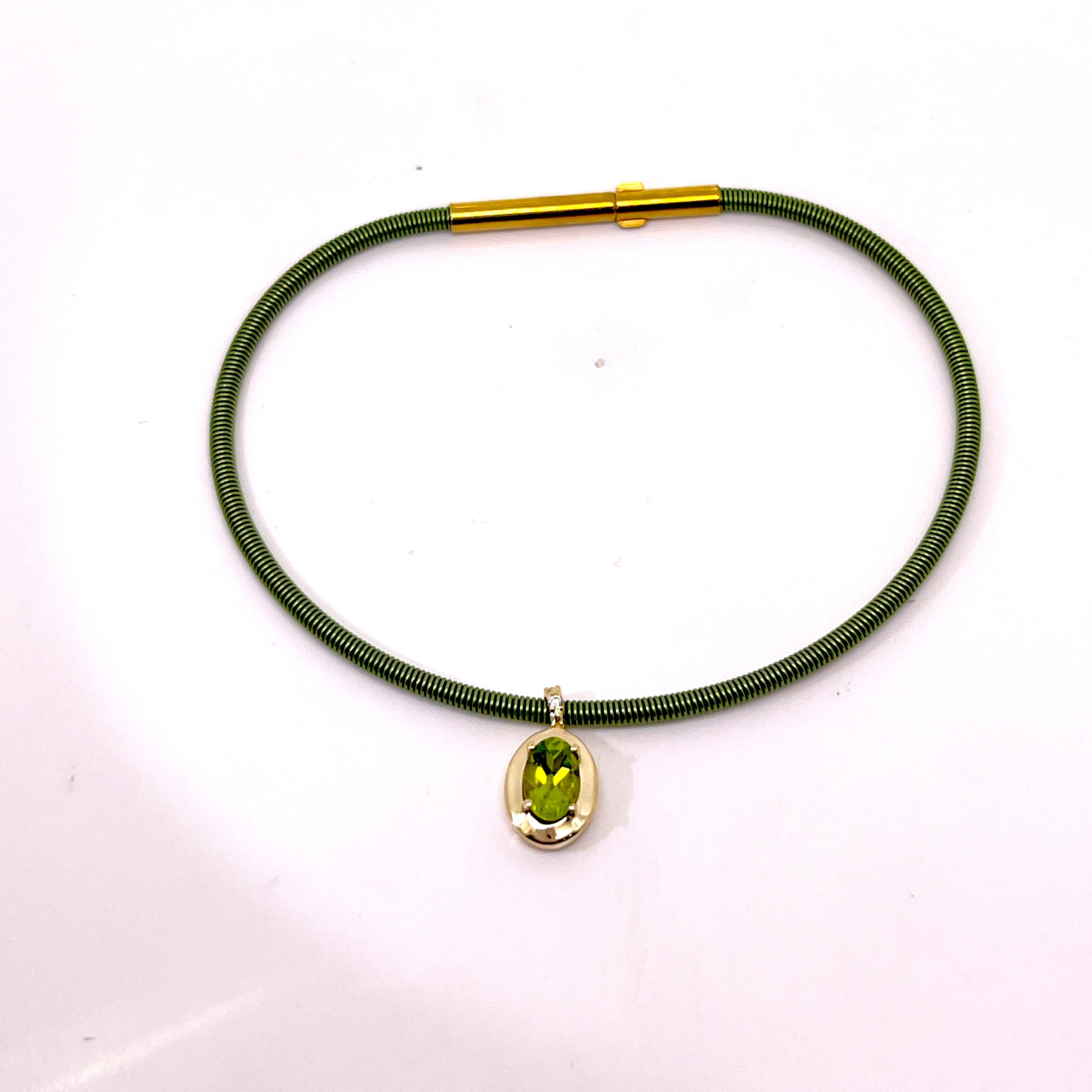 BRACCIALE CON CINTURINO VERDE IN ORO ROSA CON OVALE DI COLORE E DIAMANTI