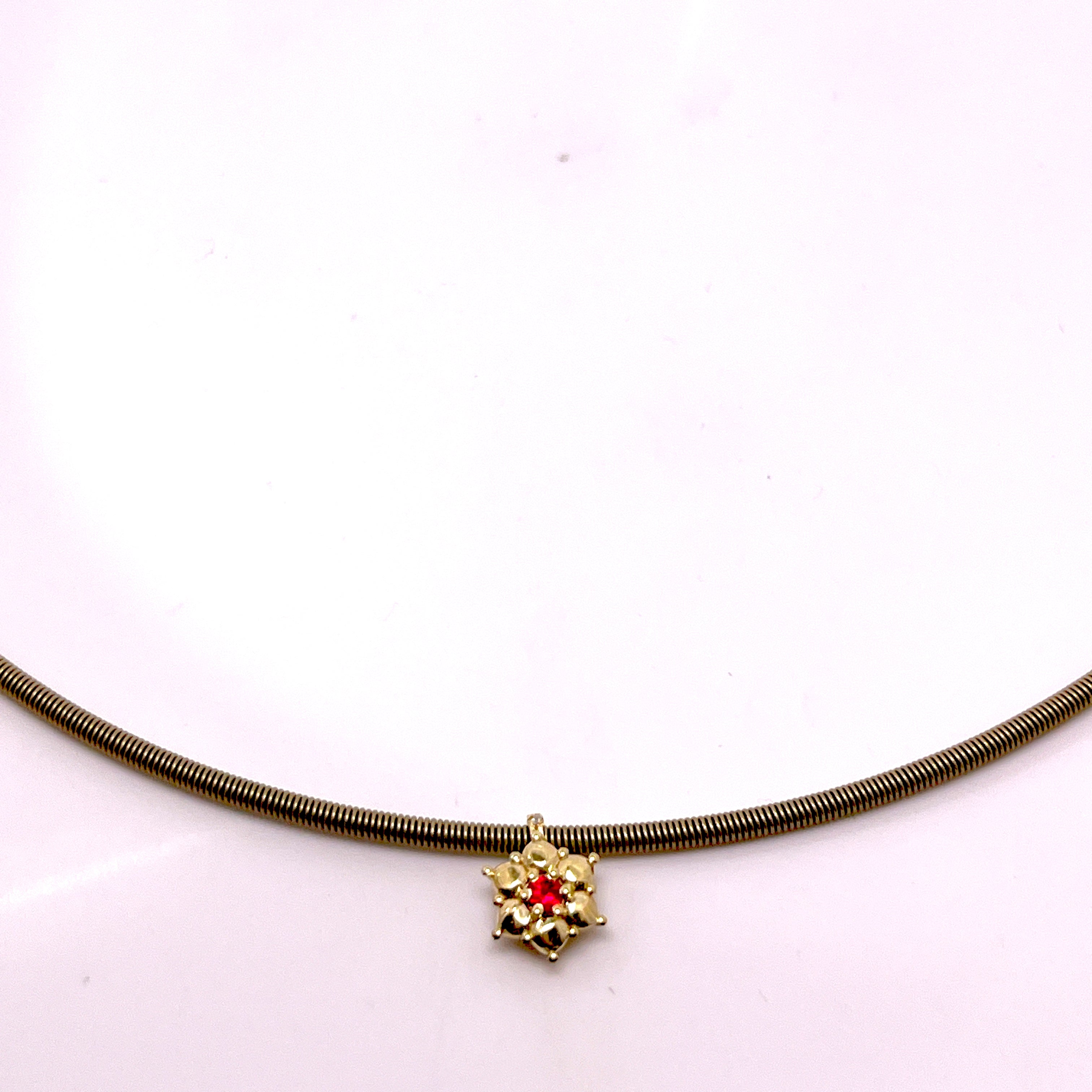 COLLANA CON CINTURINO IN ORO ROSA CON FIORE CENTRALE DI COLORE E DIAMANTI