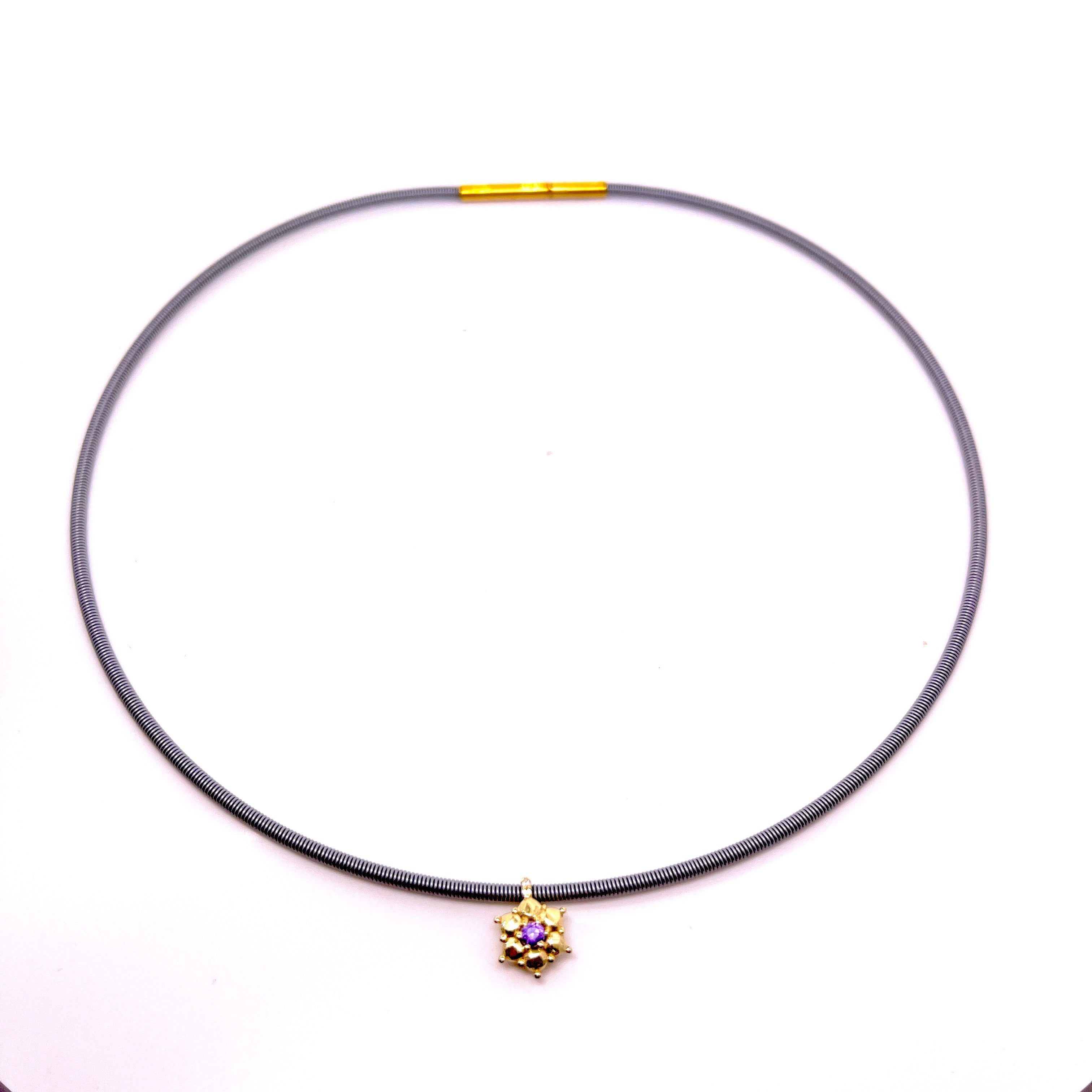 COLLANA CON CINTURINO IN ORO GIALLO CON FIORE CENTRALE DI COLORE E DIAMANTI