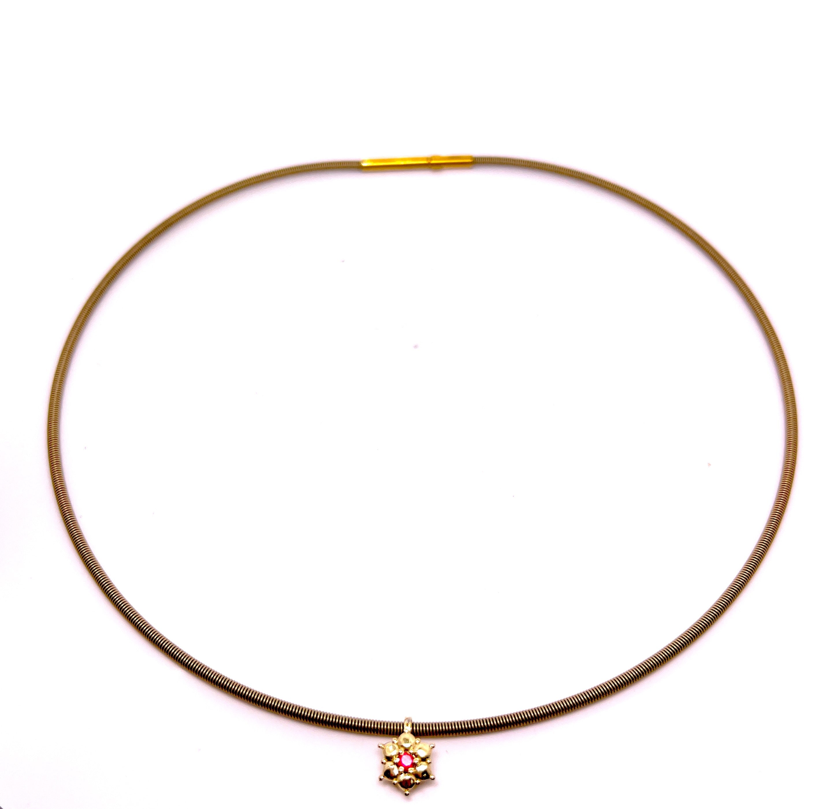 COLLANA CON CINTURINO IN ORO ROSA CON FIORE CENTRALE DI COLORE E DIAMANTI