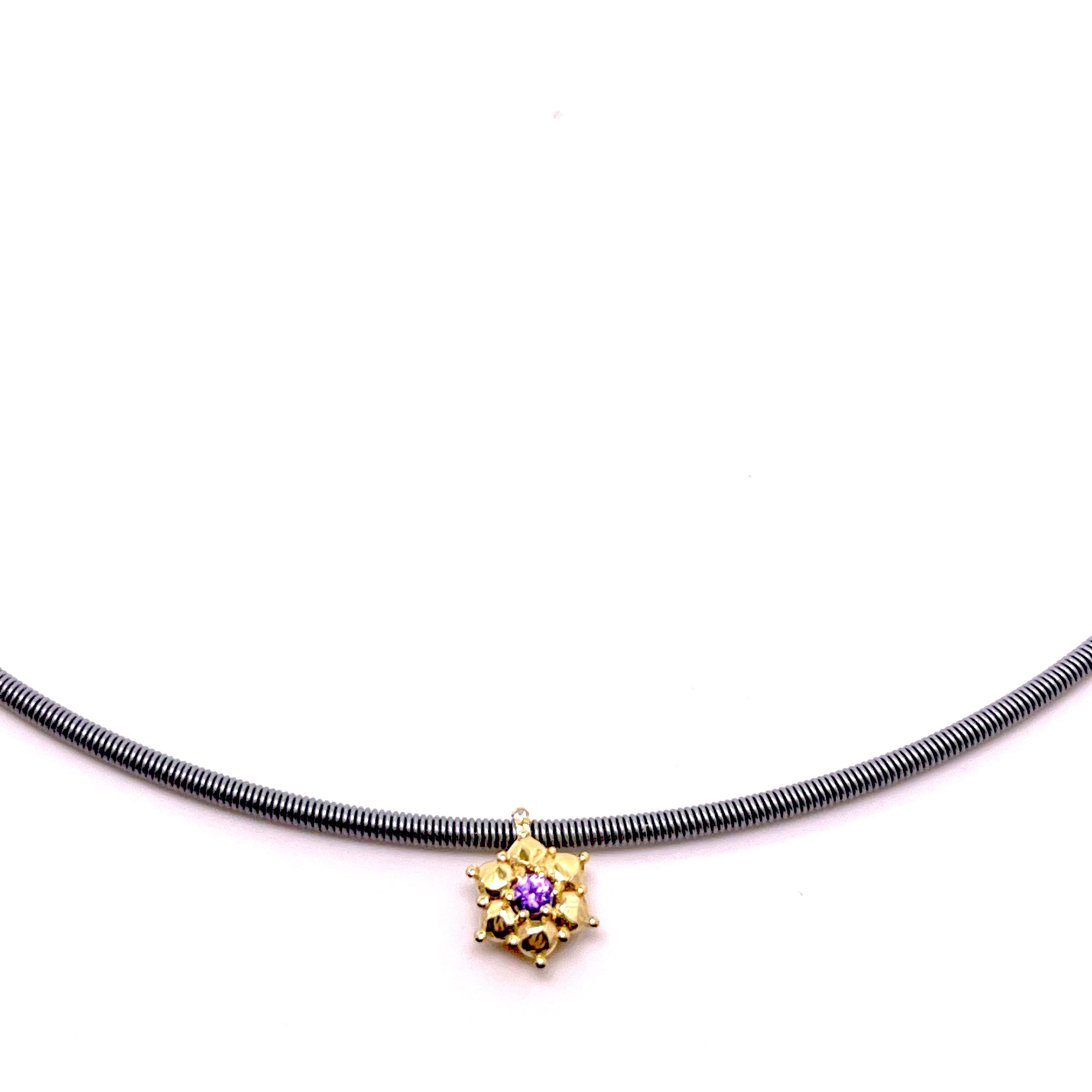 COLLANA CON CINTURINO IN ORO GIALLO CON FIORE CENTRALE DI COLORE E DIAMANTI