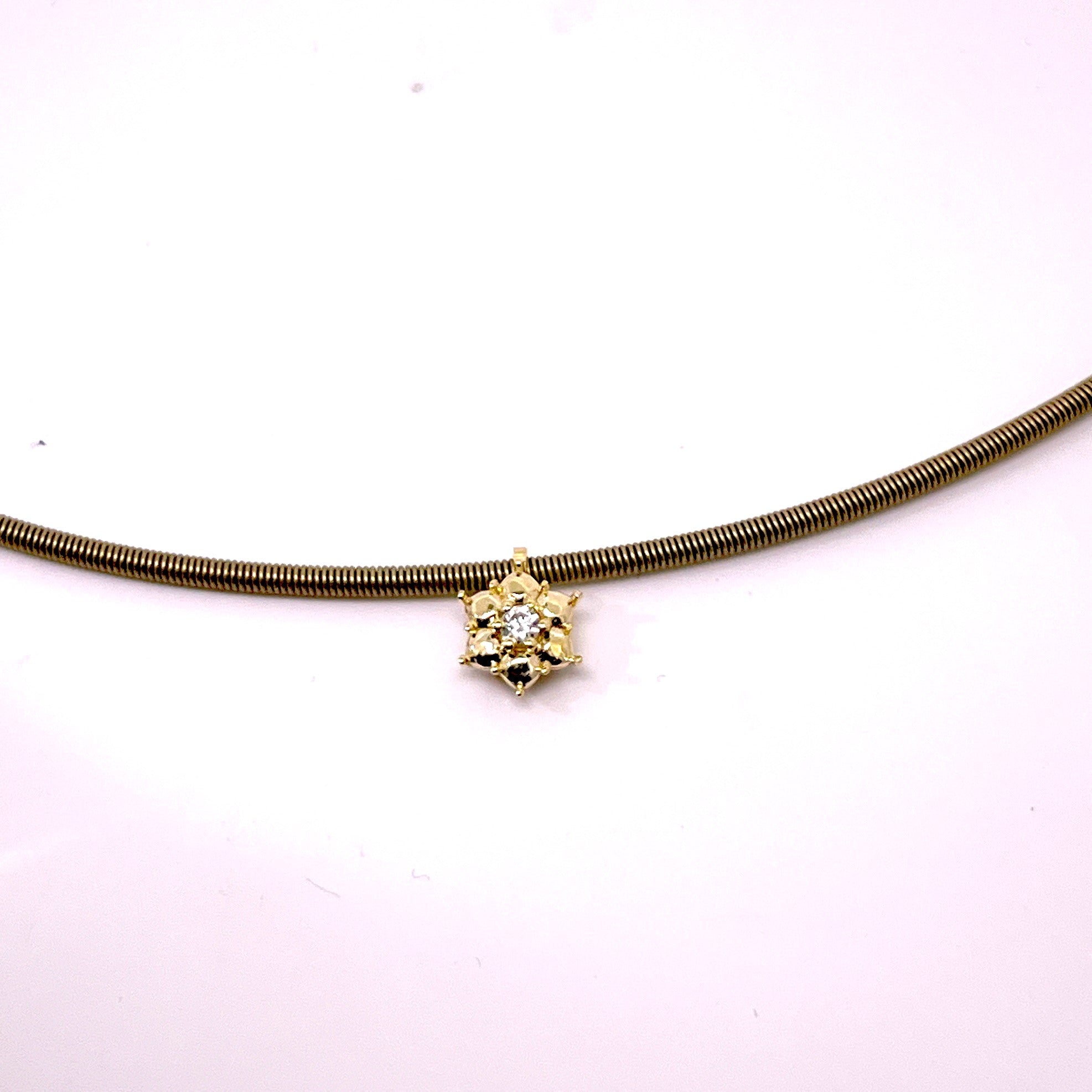 COLLANA CON CINTRUINO IN ORO GIALLO CON FIORE CENTRALE DI  DIAMANTI