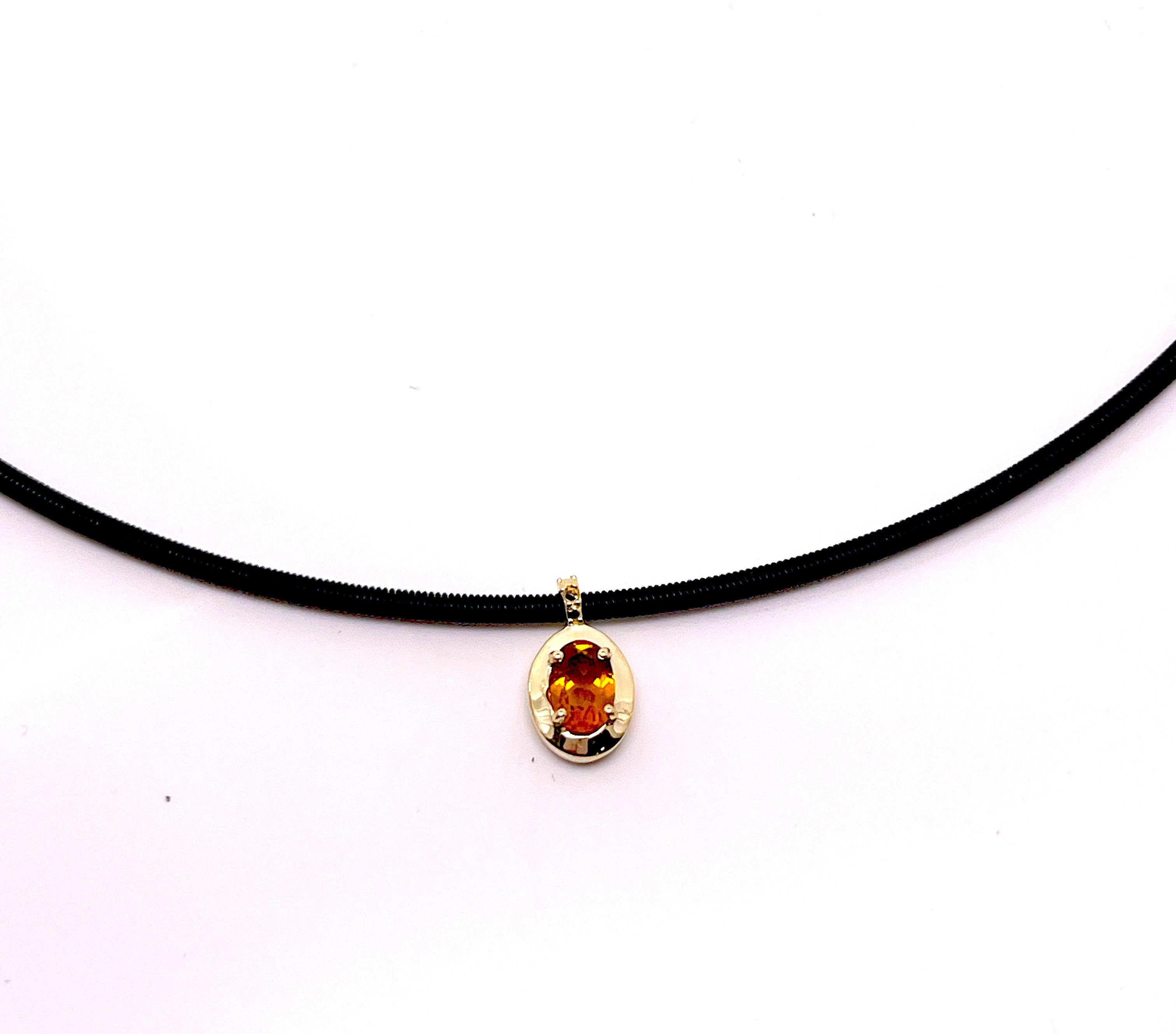 COLLANA CON CINTURINO NERO IN ORO ROSA CON OVALE CENTRALE DI COLORE E DIAMANTI