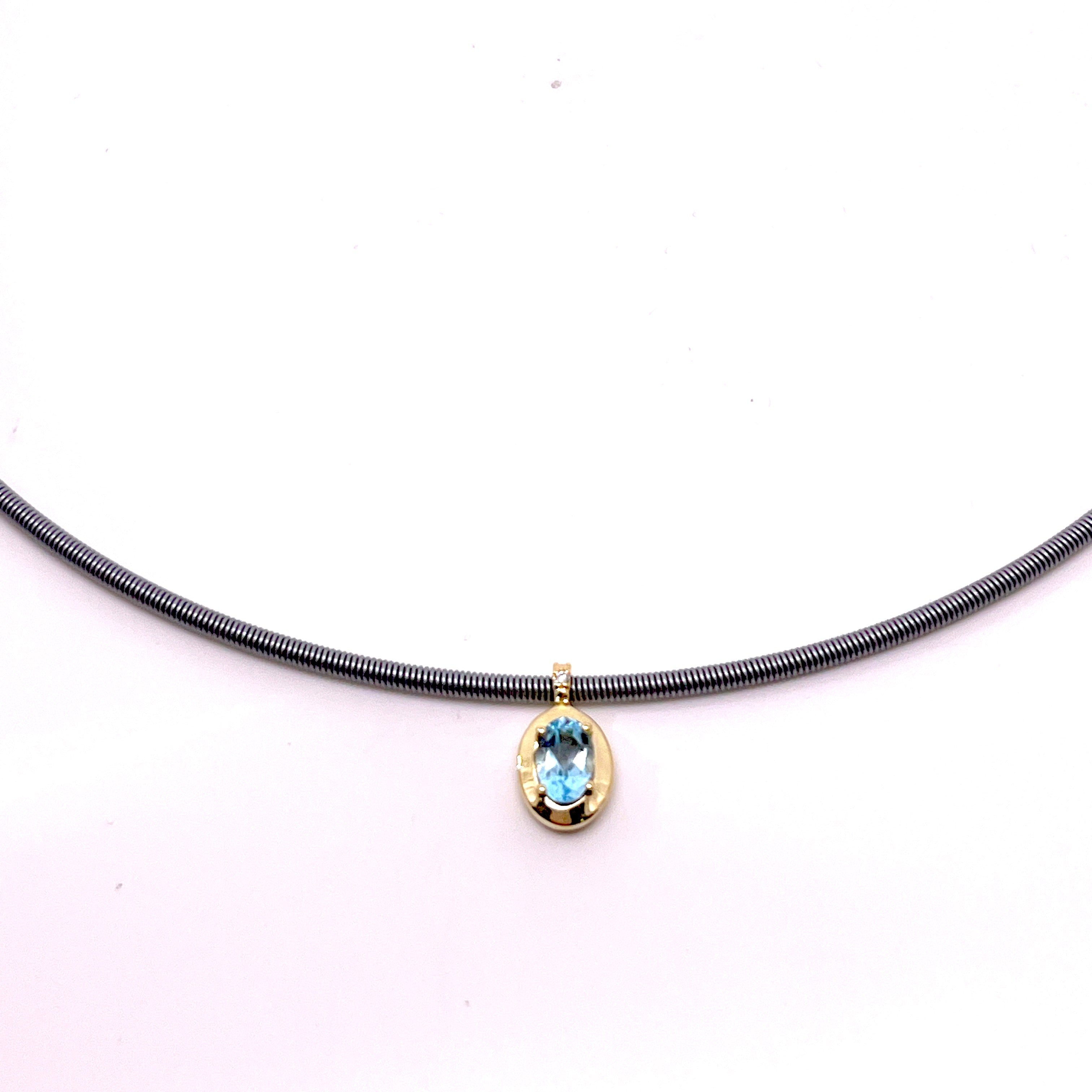 COLLANA CON CINTURINO GRIGIO IN ORO ROSA CON OVALE CENTRALE DI COLORE E DIAMANTI