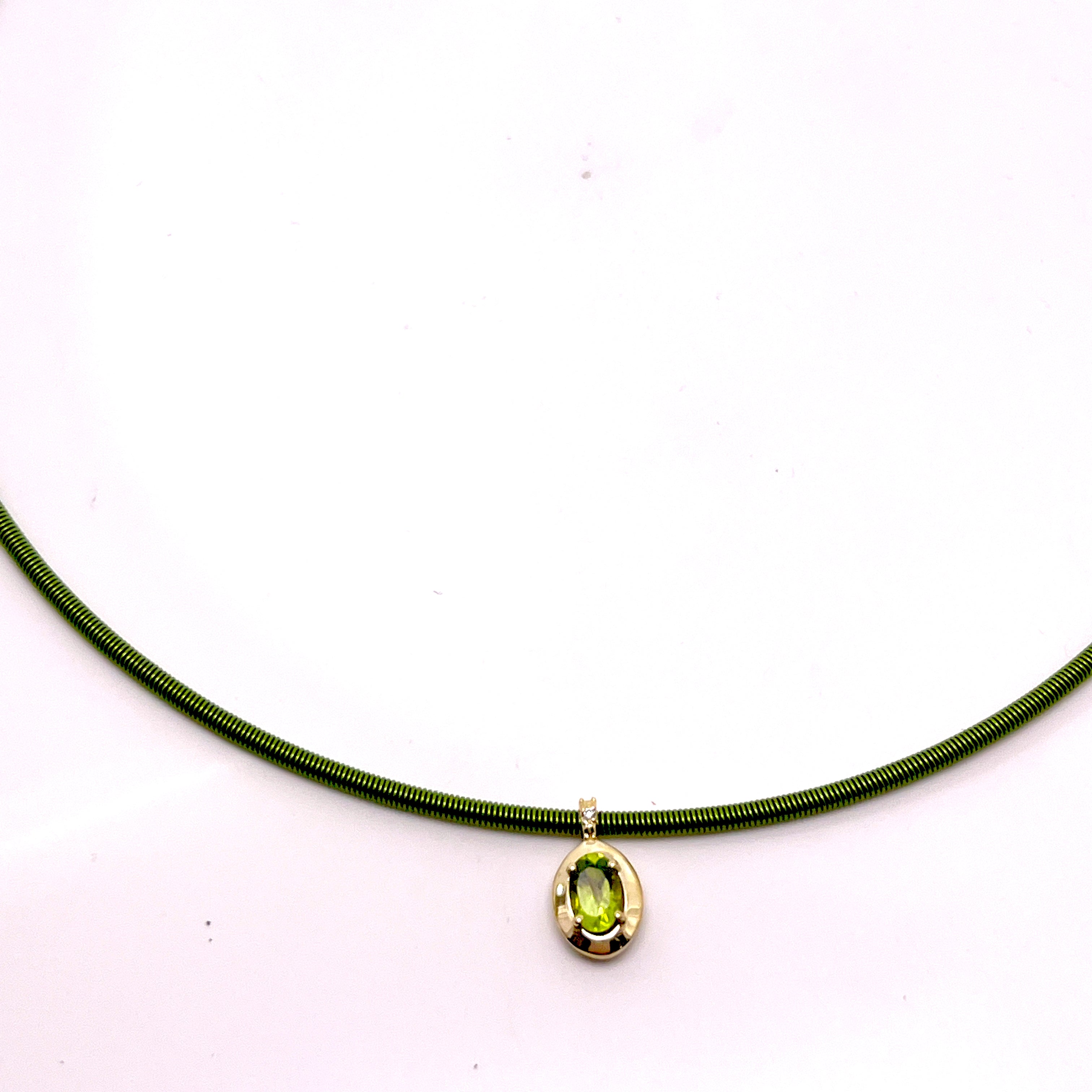 COLLANA CON CINTURINO VERDE IN ORO ROSA CON OVALE CENTRALE DI COLORE E DIAMANTI