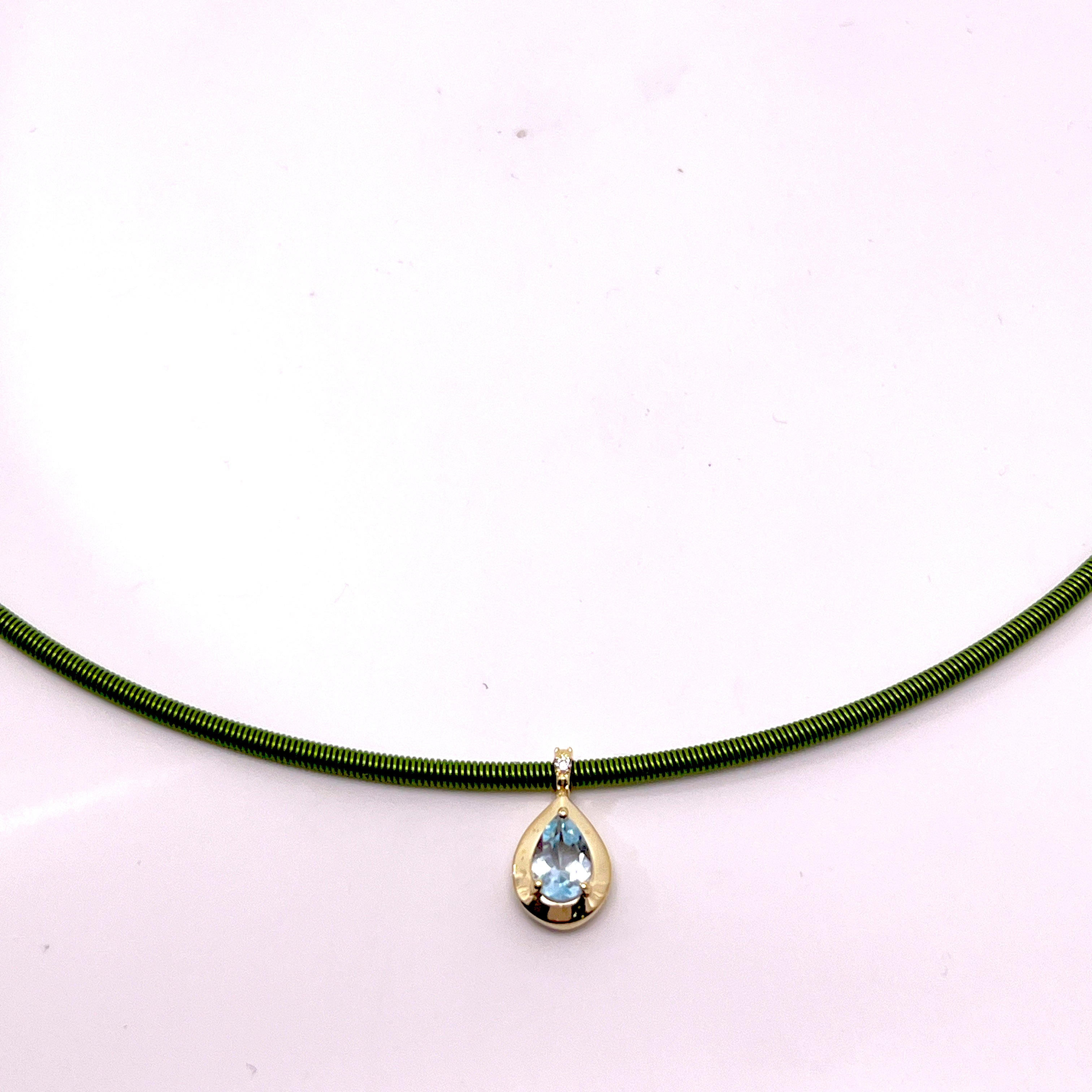 COLLANA CON CINTURINO IN ORO ROSA CON GOCCIA DI COLORE E DIAMANTI