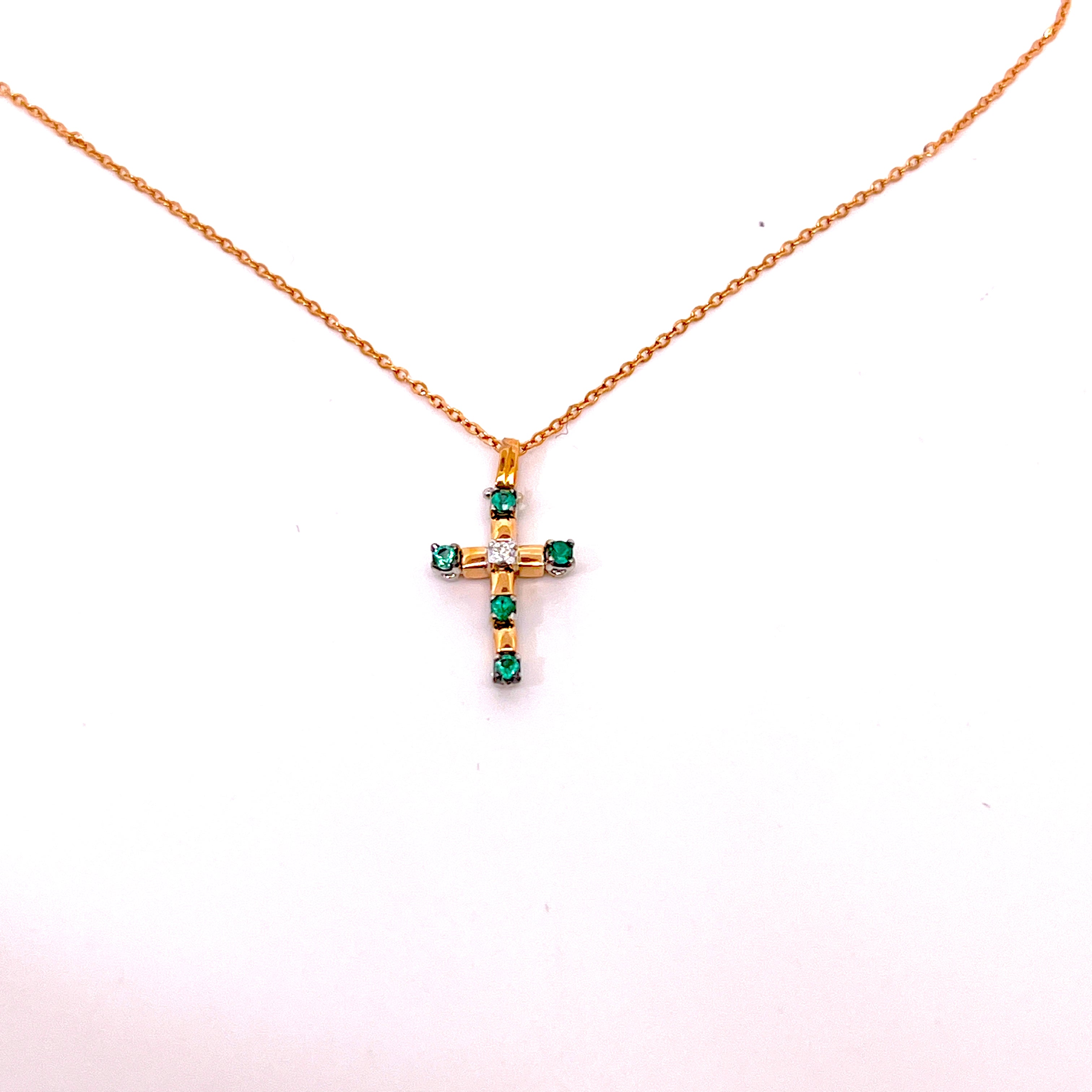 CROCE PICCOLA IN ORO ROSA CON DIAMANTINO E SMERALDI