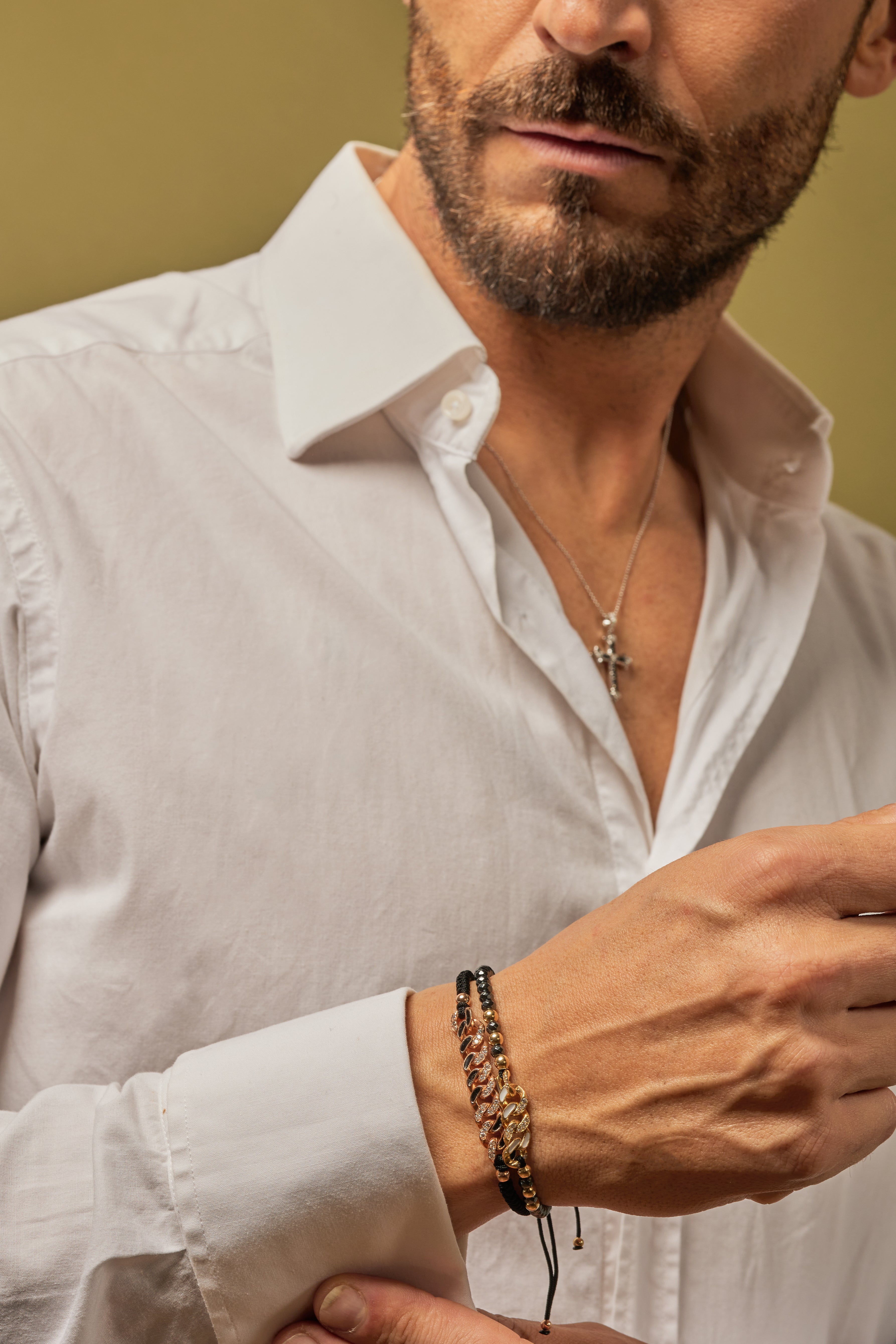 BRACCIALE IN ORO GIALLO CON EMATITE E GRUMETTA CENTRALE CON DIAMANTI E SMALTATA