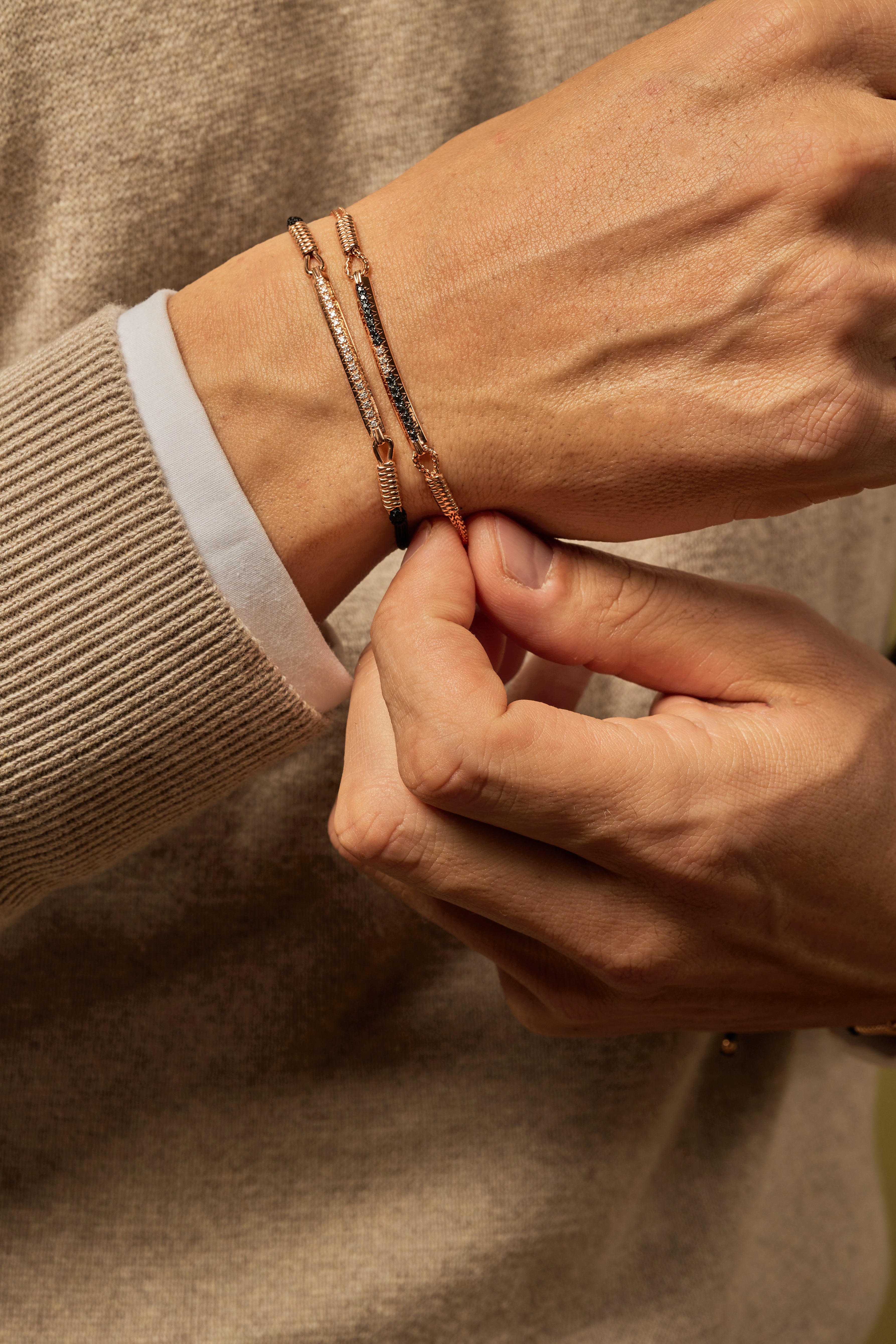 BRACCIALE CON LACCIO E BACHETTA CENTRALE DI DIAMANTI IN ORO BIANCO