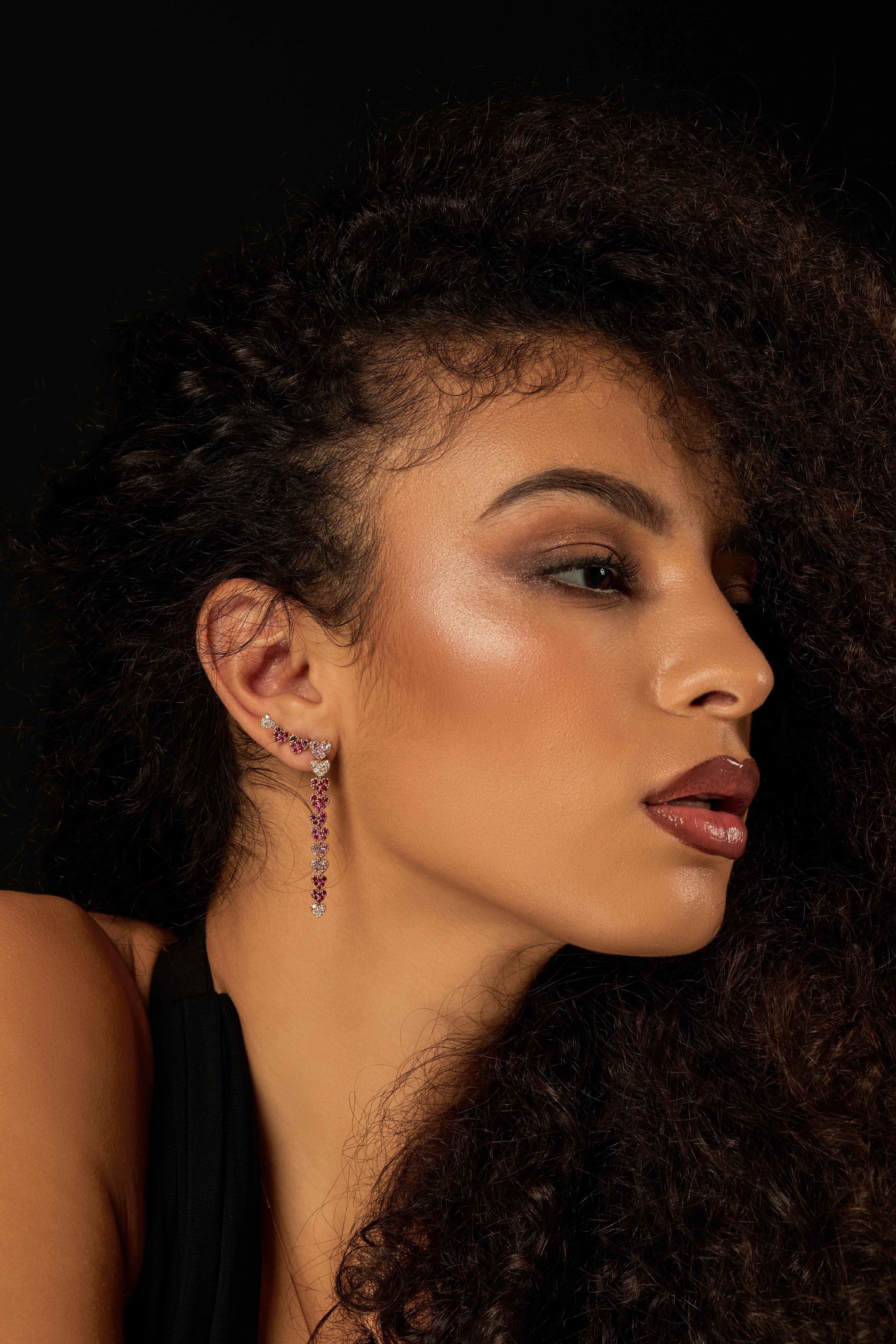 MONO ORECCHINO PENDENTE CON CUORI  IN ORO ROSA CON DIAMANTI, RUBINI E ZAFFIRI ROSA