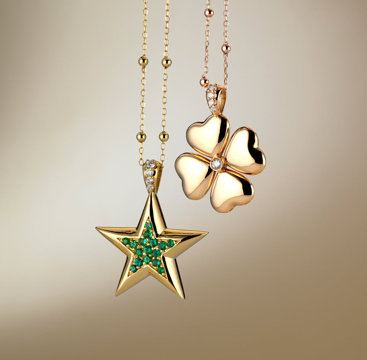 CIONDOLO QUADRIFOGLIO IN ORO ROSA CON DIAMANTI, CATENA MODELLO ROSARIO