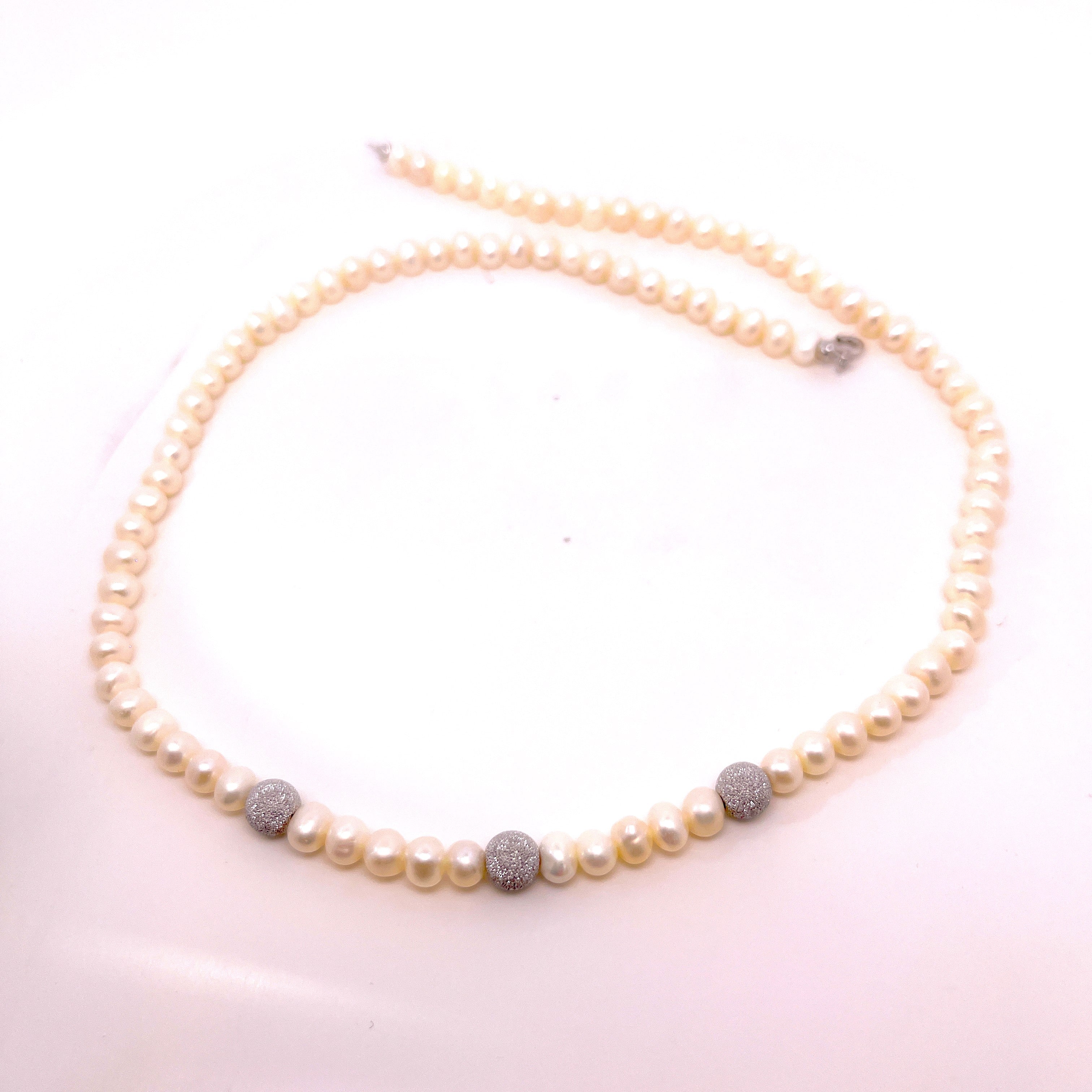 COLLANA CON PERLE E PALLINE SATINATE CHIUSURA IN ORO 18KT, ORO BIANCO
