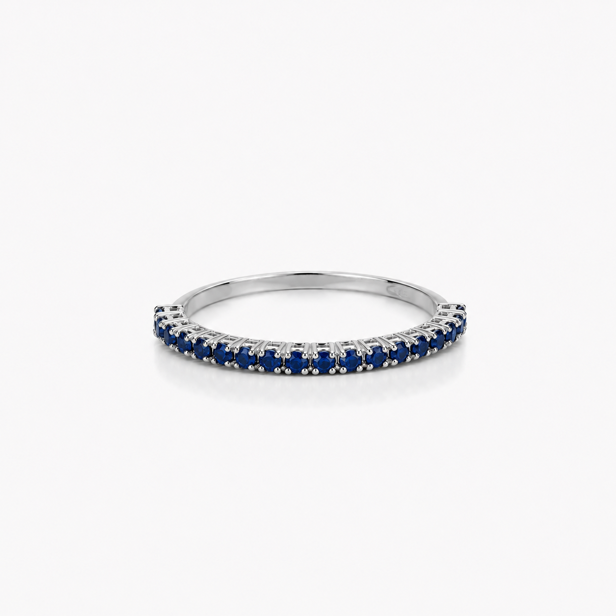 ANELLO MEZZA VERETTA FASCIA LARGA  IN ORO BIANCO CON ZAFFIRI