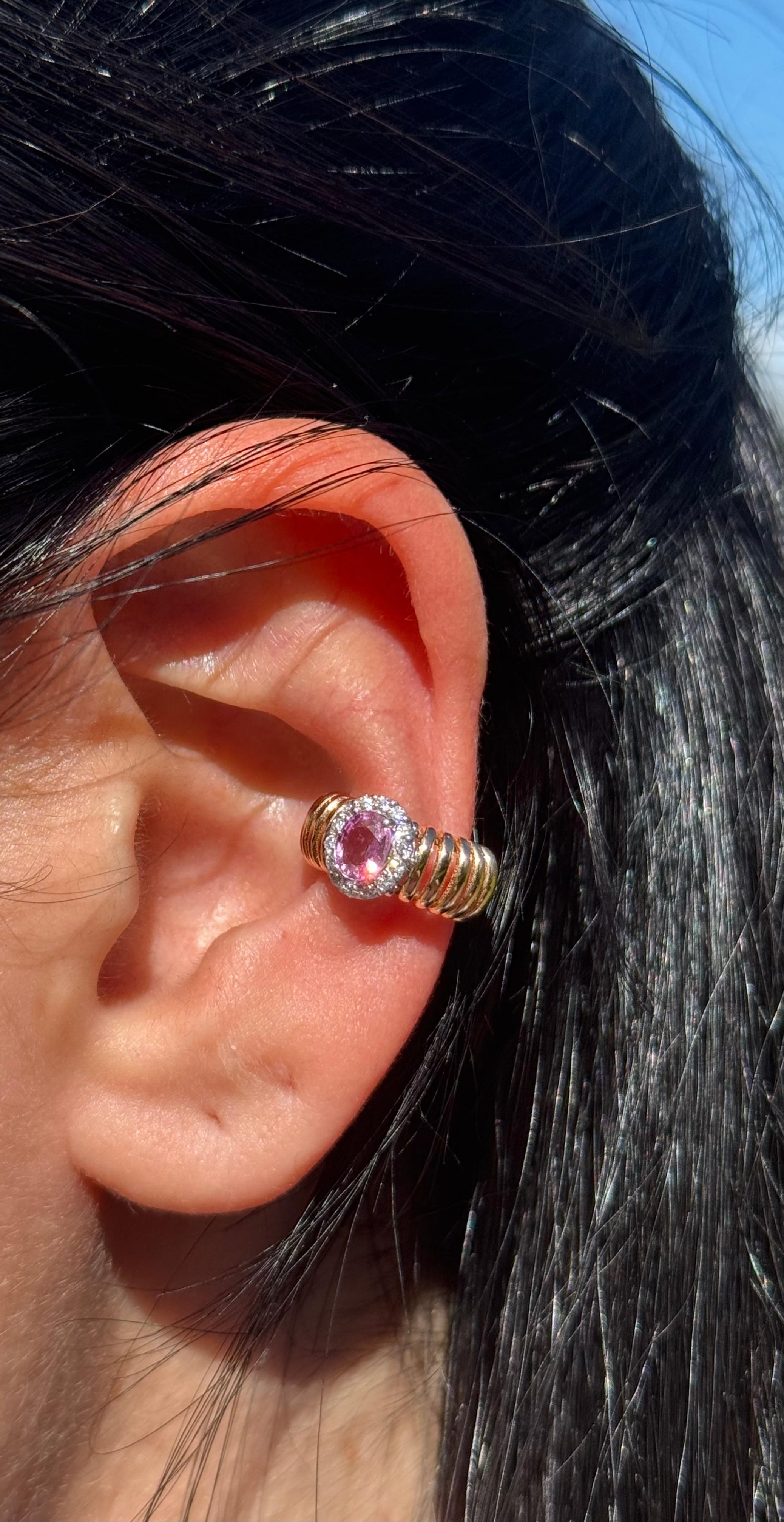 MONO ORECCHINO IN ORO ROSA CON DIAMANTI E OVALE DI ZAFFIRO ROSA CENTRALE