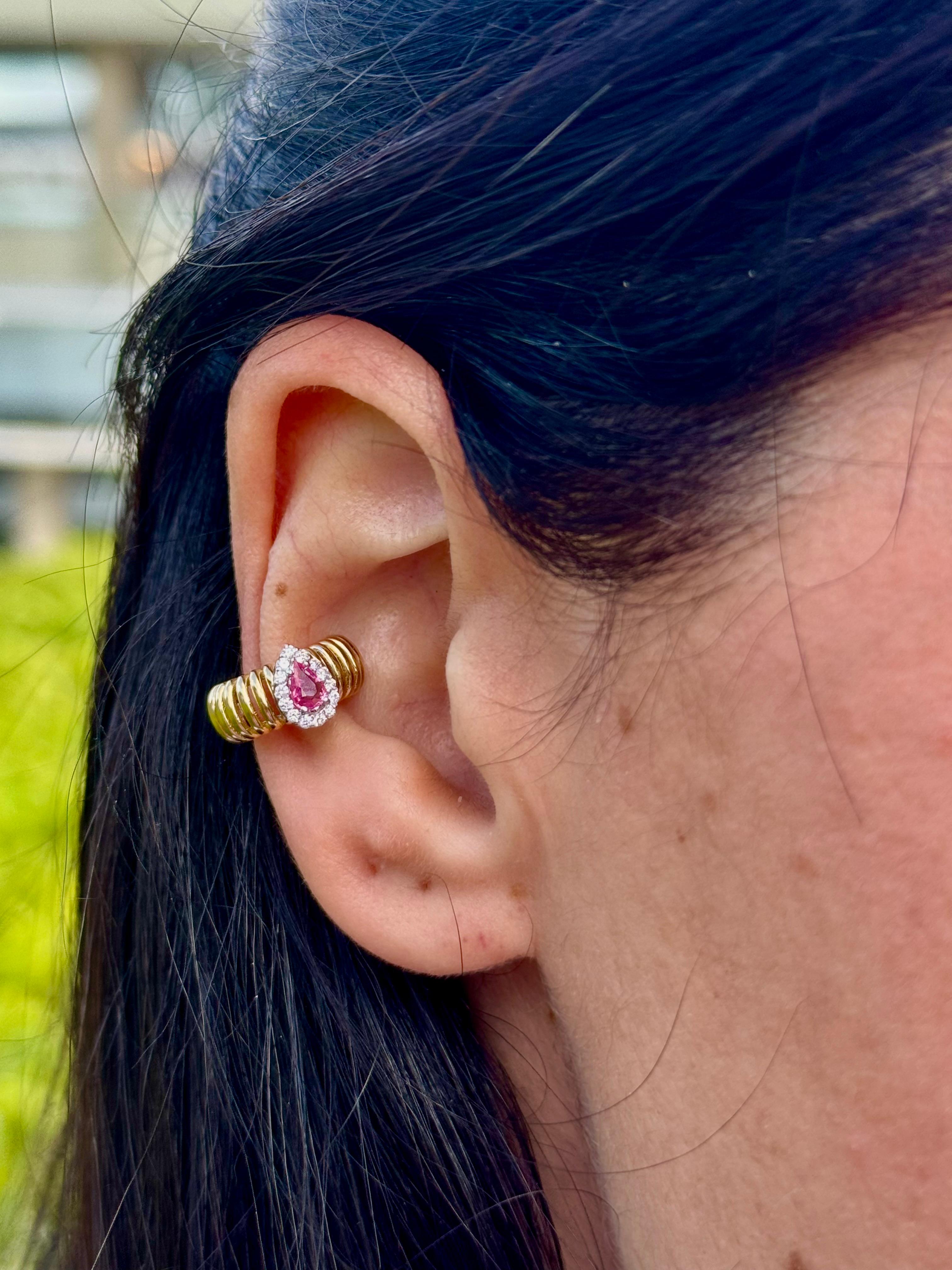 MONO ORECCHINO IN ORO GIALLO CON DIAMANTI E GOCCIA DI ZAFFIRO ROSA CENTRALE