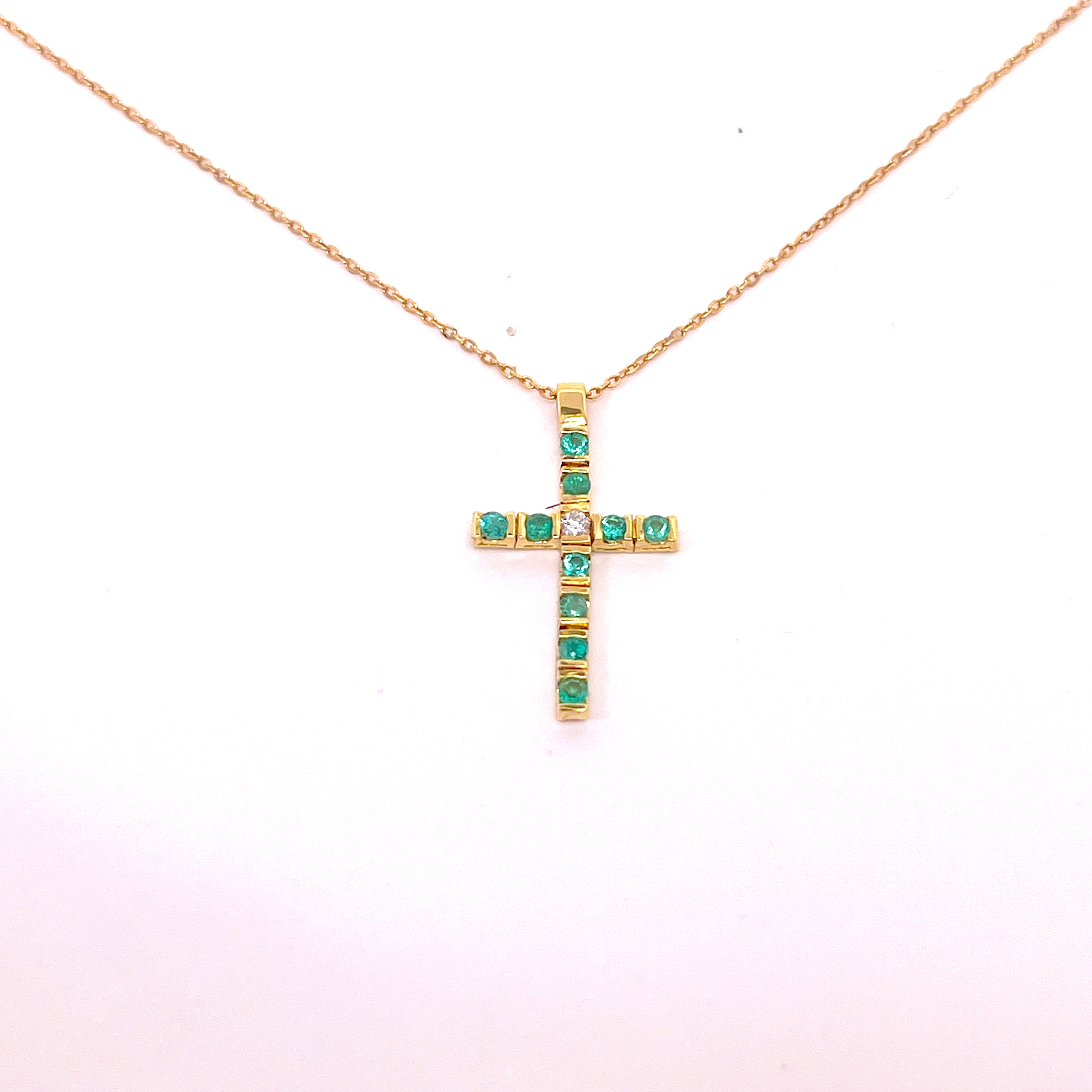 CROCE IN ORO GIALLO CON DIAMATNI E SMERALDI COMPRESA DI CATENINA