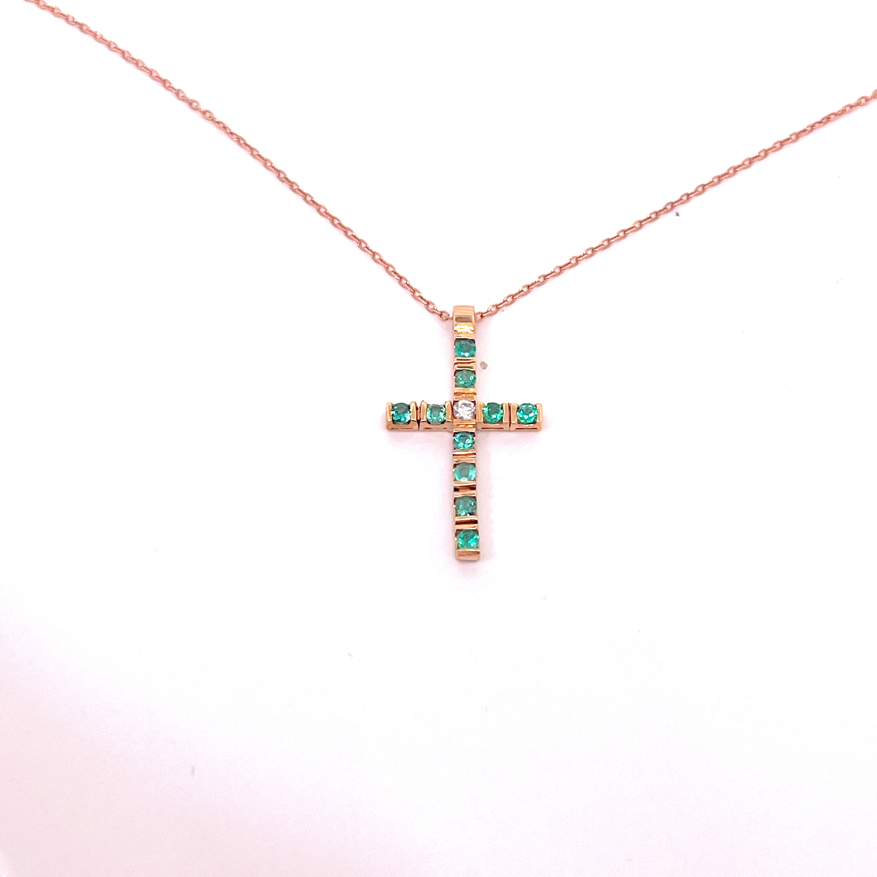 CROCE IN ORO ROSA CON DIAMATNI E SMERALDI COMPRESA DI CATENINA