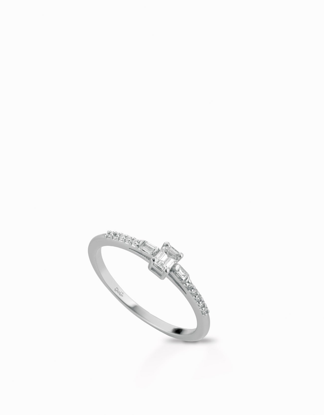 SOLITARIO CON TAGLIO SMERALDO E DIAMANTI LATERALI IN ORO BIANCO