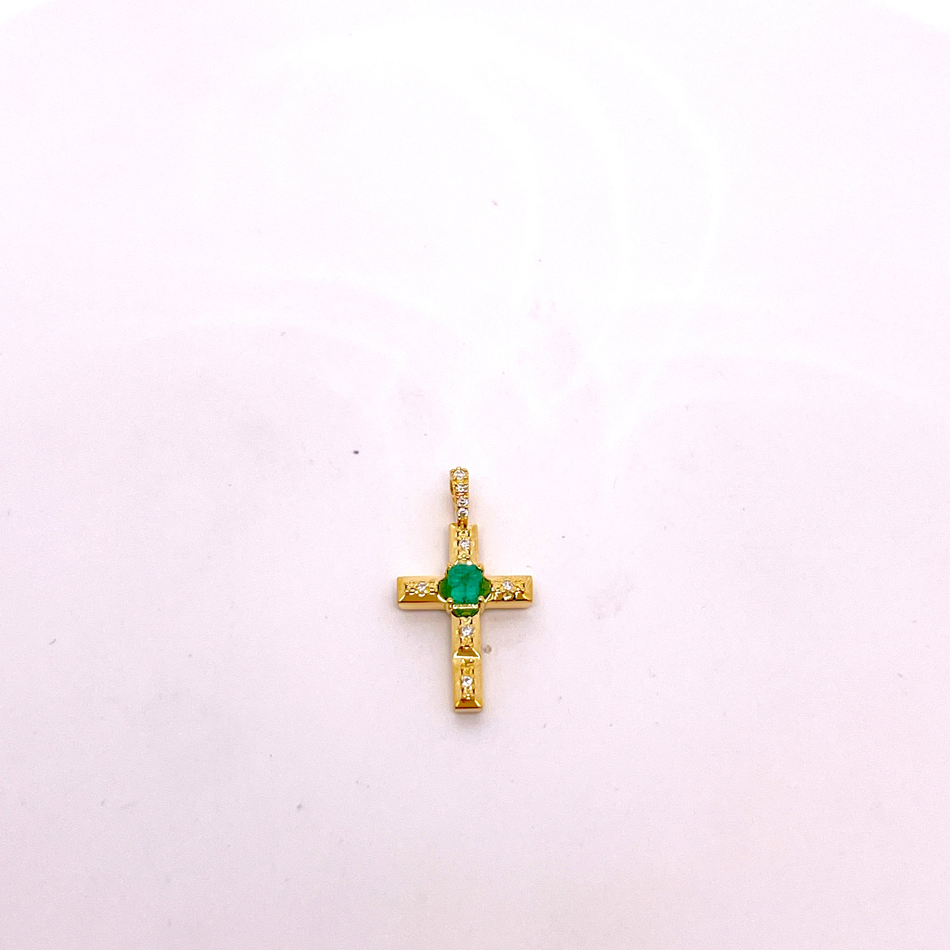 CROCE IN ORO GIALLO PICCOLA CON DIAMANTI E SMERALDO CENTRALE