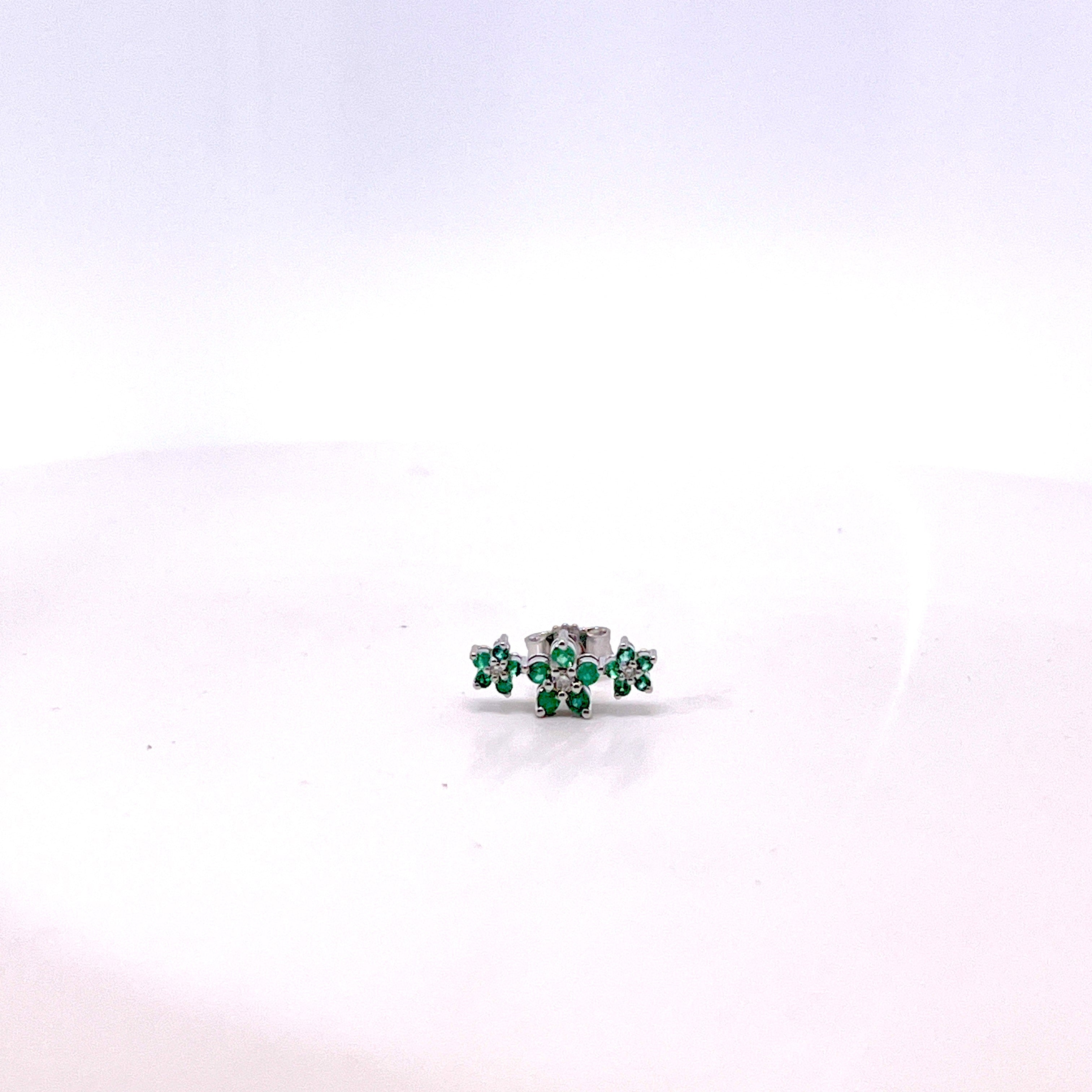 MONO ORECCHINO IN ORO BIANCO CON FIORELLINI DI DIAMANTI E SMERALDI