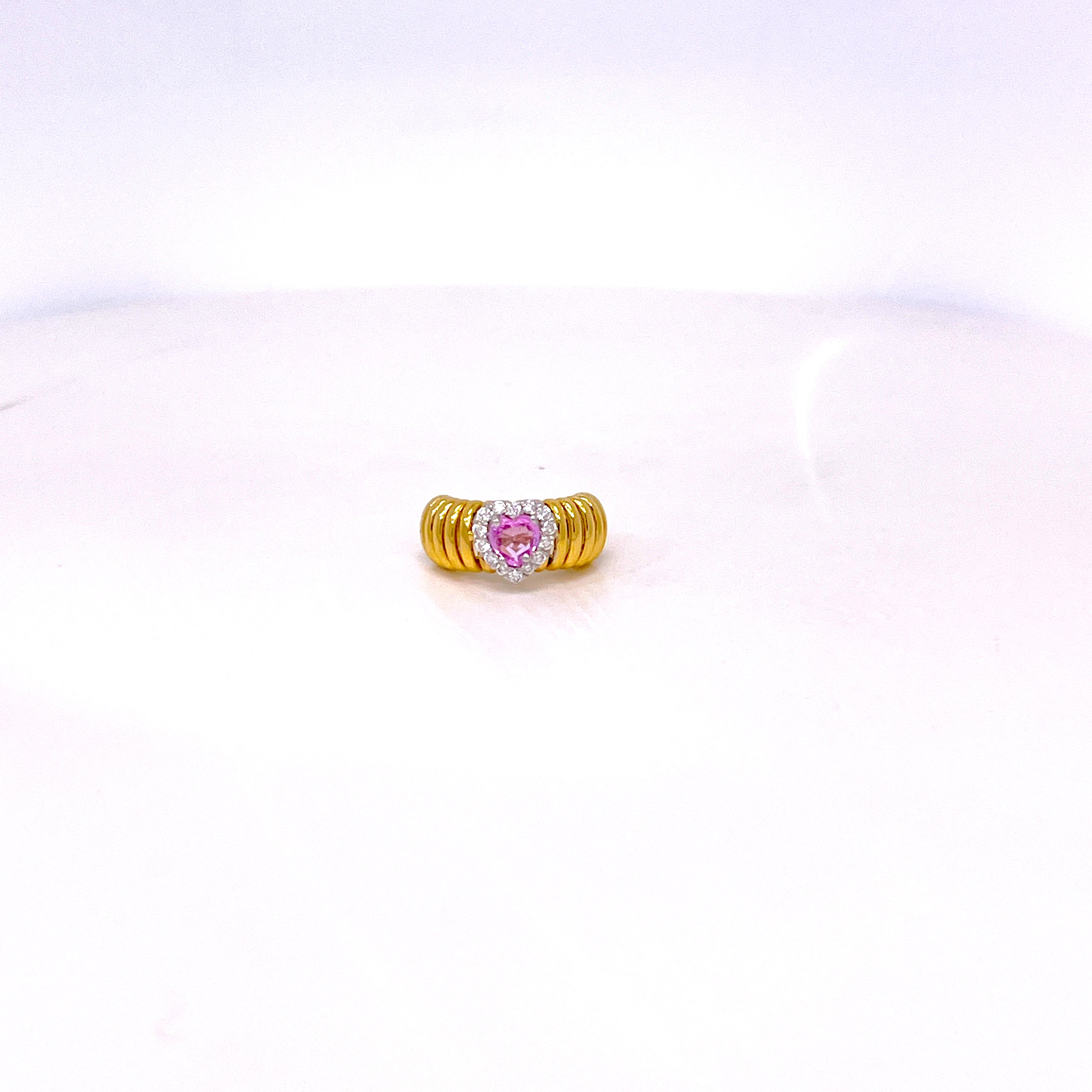 MONO ORECCHINO IN ORO GIALLO CON DIAMANTI E CUORE DI ZAFFIRO ROSA CENTRALE