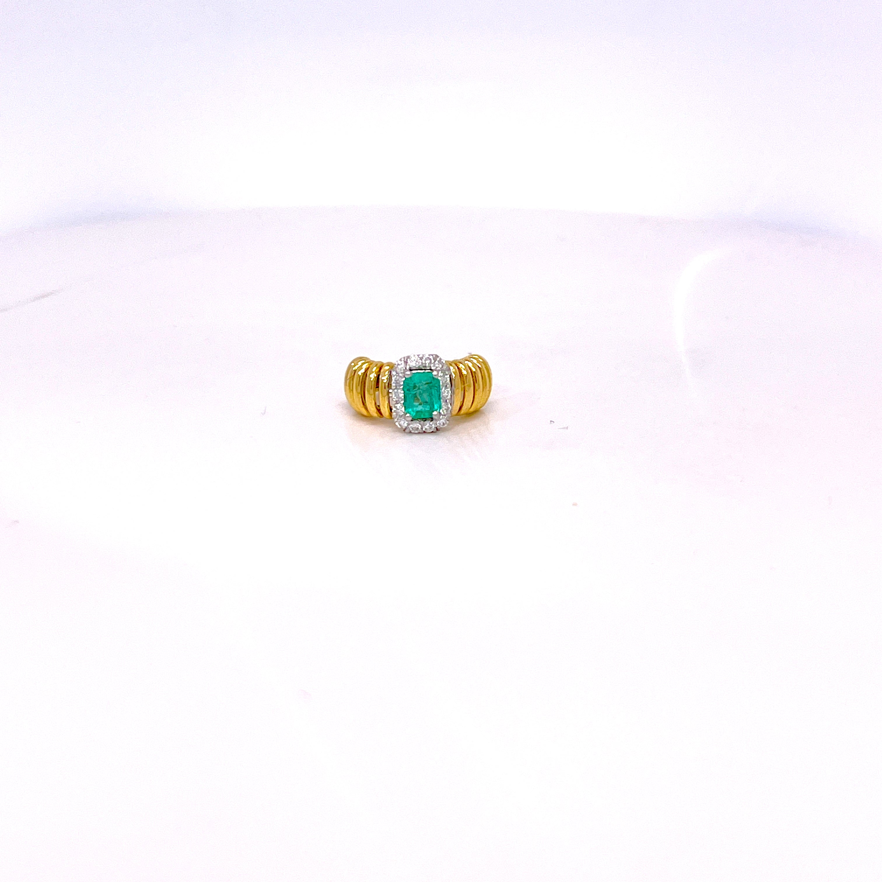 MONO ORECCHINO IN ORO GIALLO CON DIAMANTI E QUADRATO SMERALDO CENTRALE