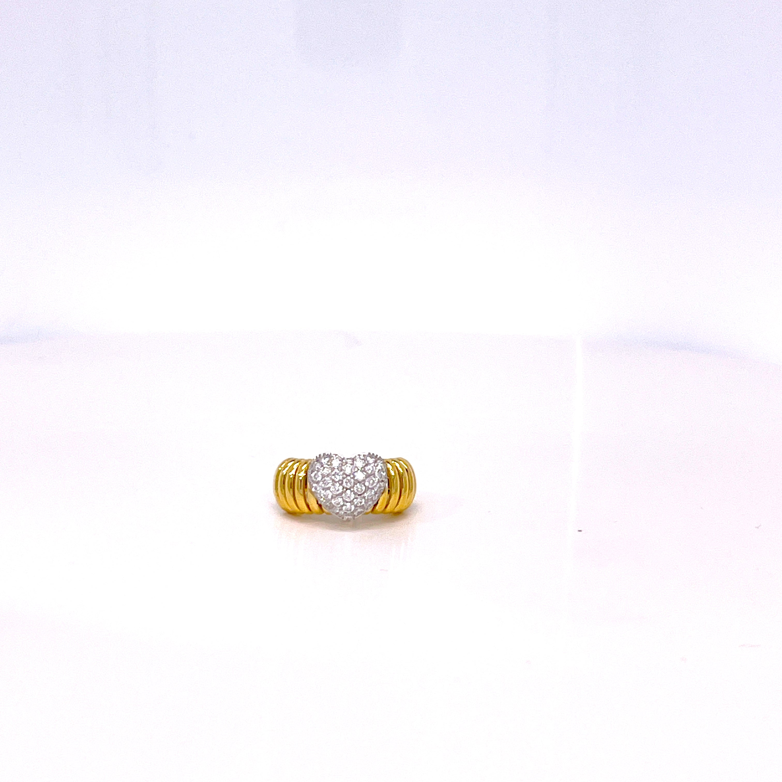 MONO ORECCHINO IN ORO GIALLO CON CUORE DI DIAMANTI