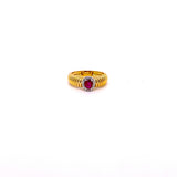 ANELLO FASCIA STRETTA IN ORO GIALLO CON OVALE DI DIAMANTI E RUBINO