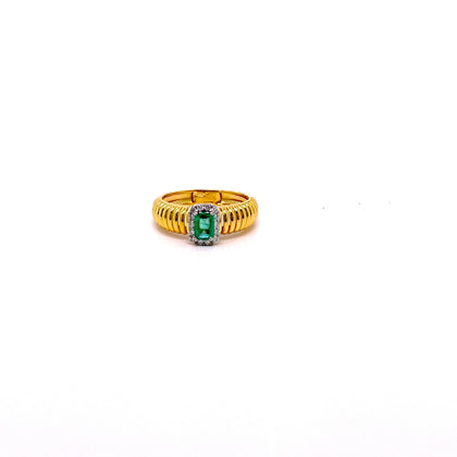 ANELLO FASCIA STRETTA IN ORO GIALLO CON QUADRATO DI DIAMANTI E SMERALDO