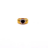 ANELLO FASCIA IN ORO GIALLO CON TAGLIO CUORE CENTRALE DI DIAMANTI E RUBINO