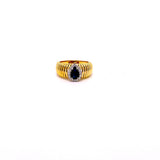 ANELLO FASCIA IN ORO GIALLO CON TAGLIO GOCCIA CENTRALE DI DIAMANTI E ZAFFIRO